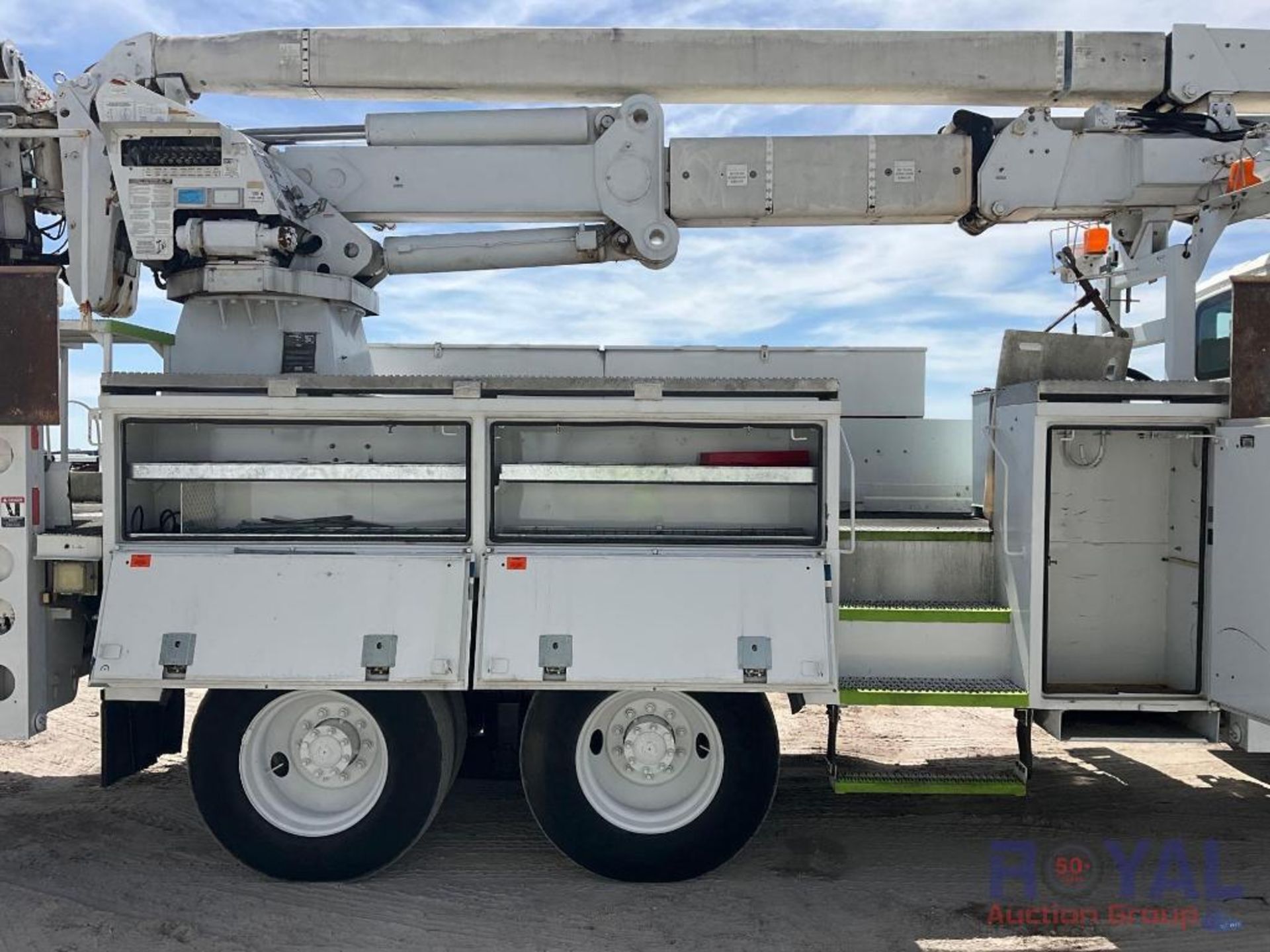 2009 International 7400 6x6 Altec AH75 Material Handler Bucket Truck - Image 18 of 39