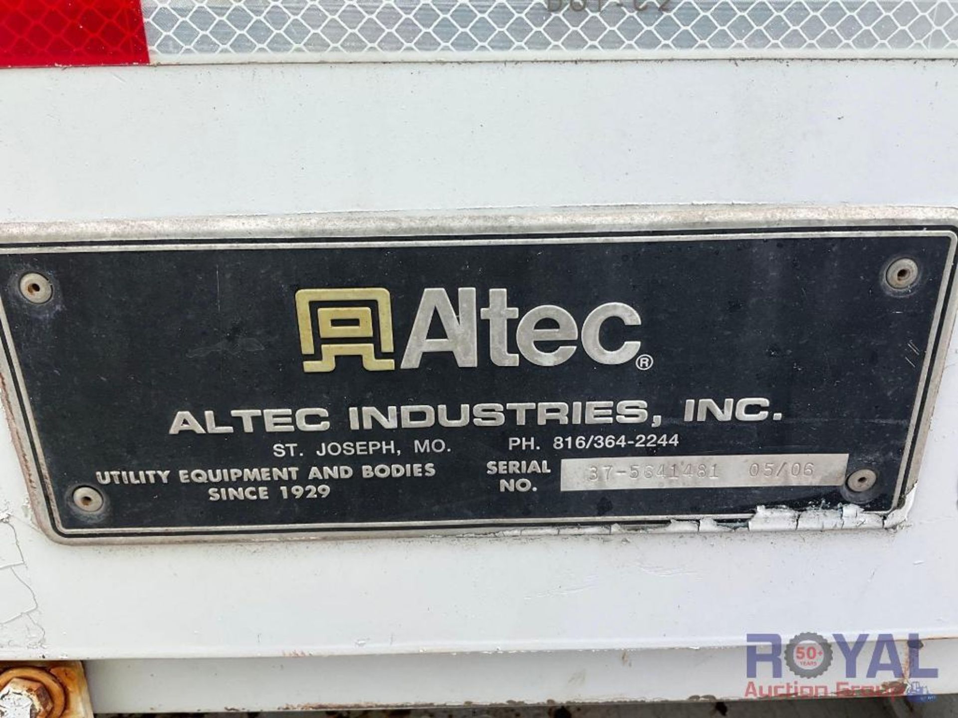 2007 International 4300 Altec DM47 TR Insulated Digger Derrick Truck - Image 17 of 36