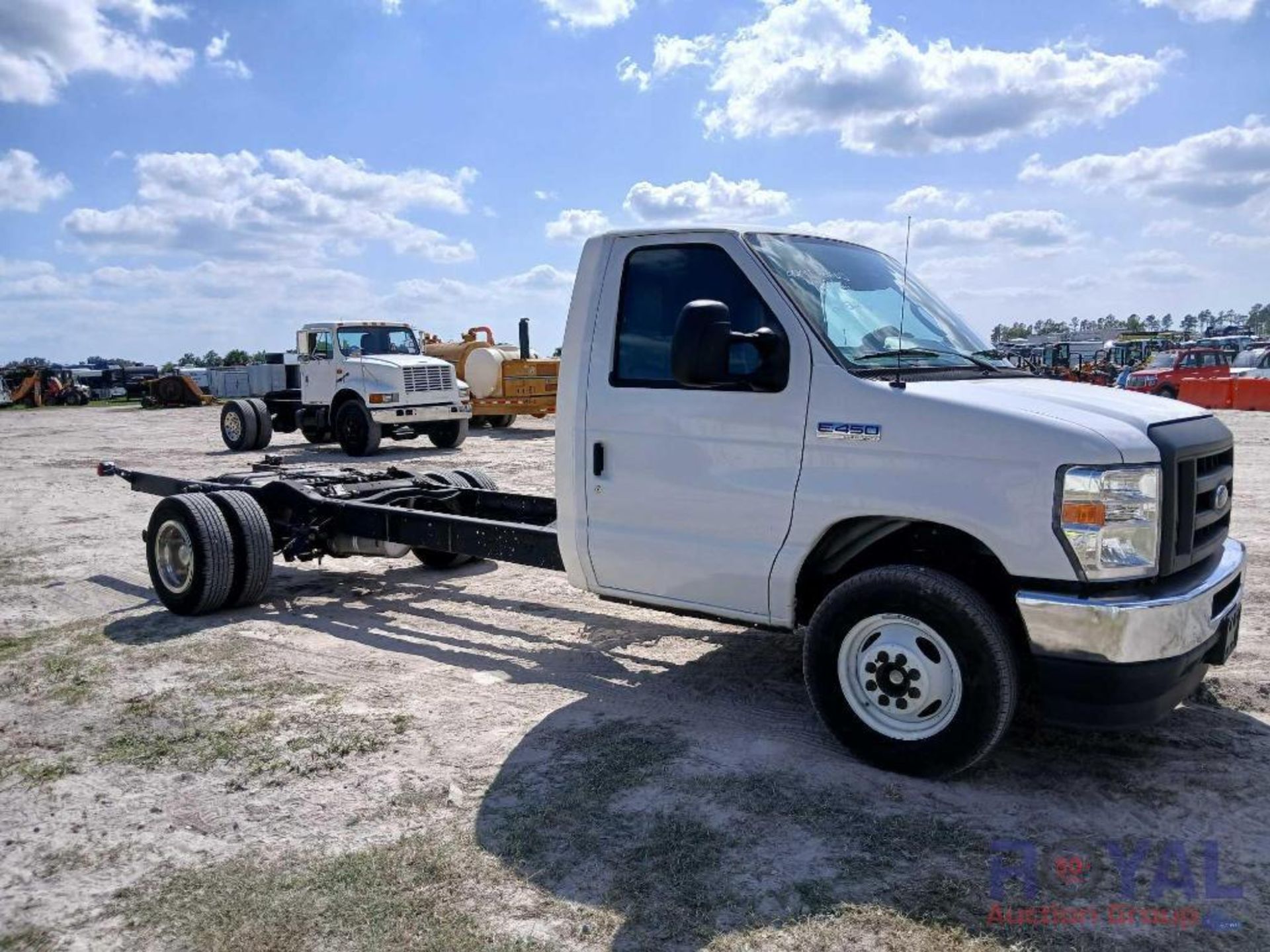 2022 Ford E-450 16FT Cab and Chassis Truck - Image 2 of 22