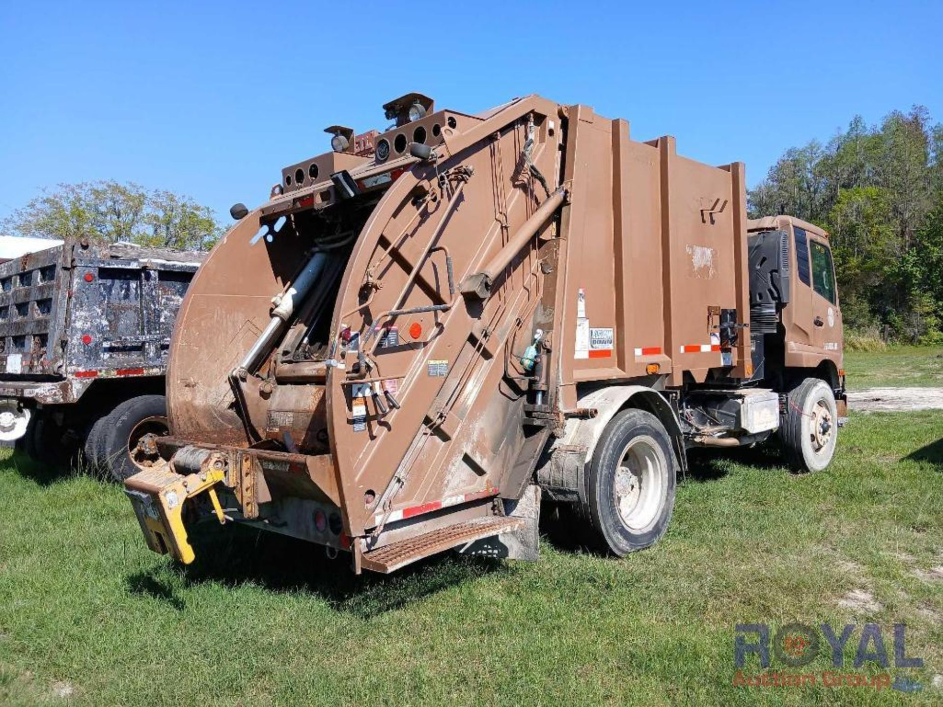 2012 UD3300 Truck Garbage Truck - Image 3 of 16