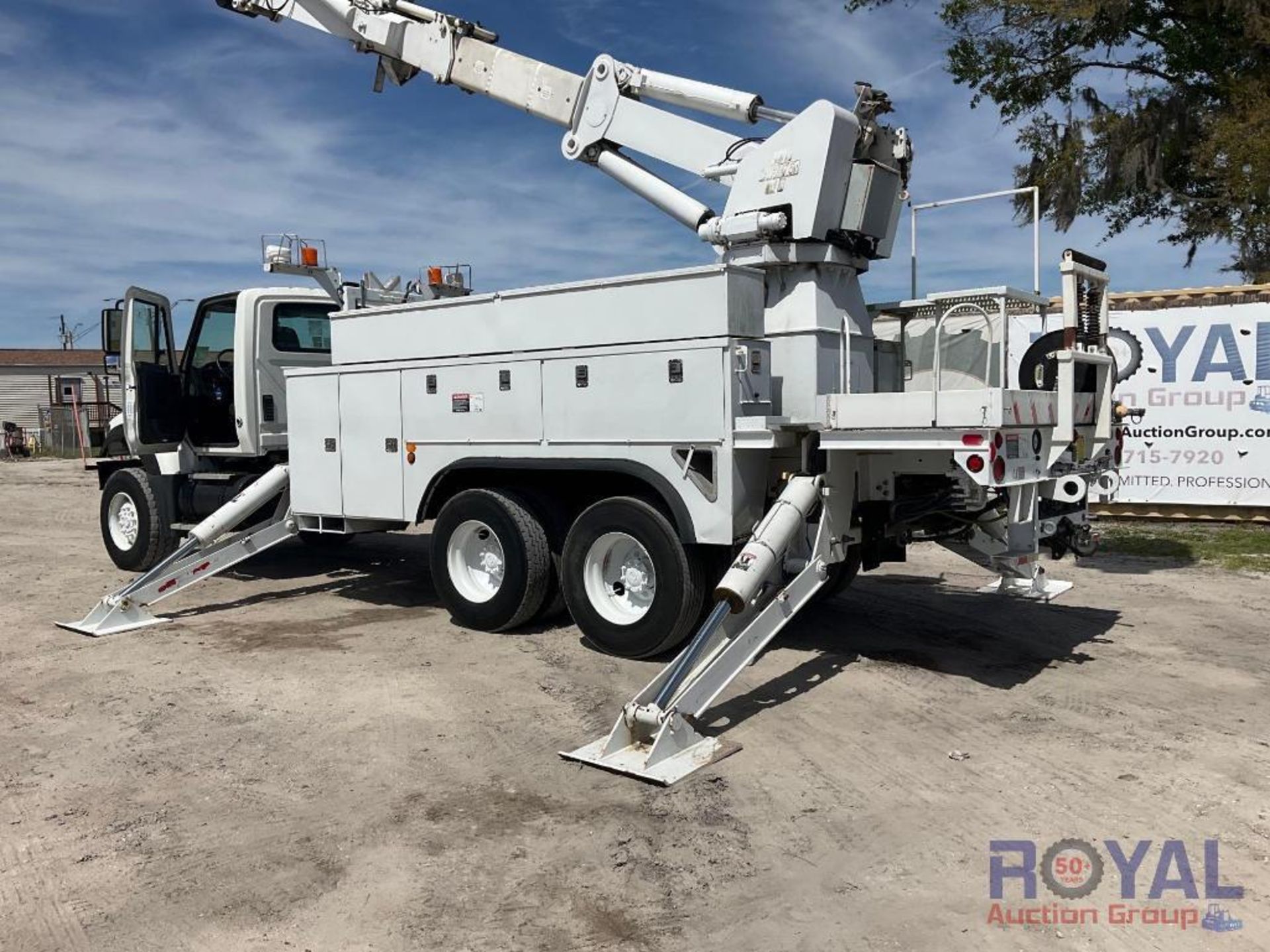 2009 International 7400 6x6 Altec AH75 Material Handler Bucket Truck - Image 4 of 39