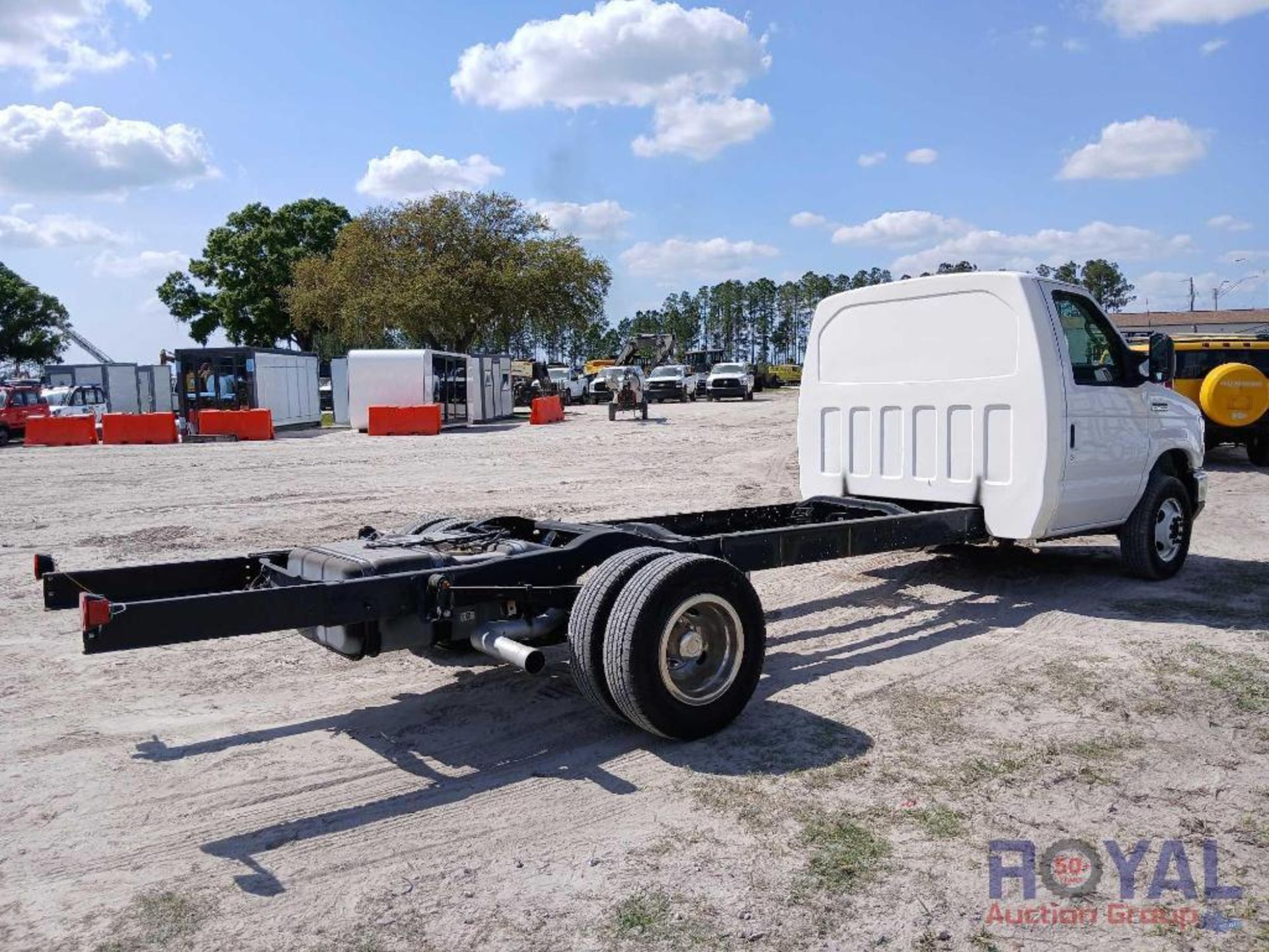 2022 Ford E-450 16FT Cab and Chassis Truck - Image 3 of 22