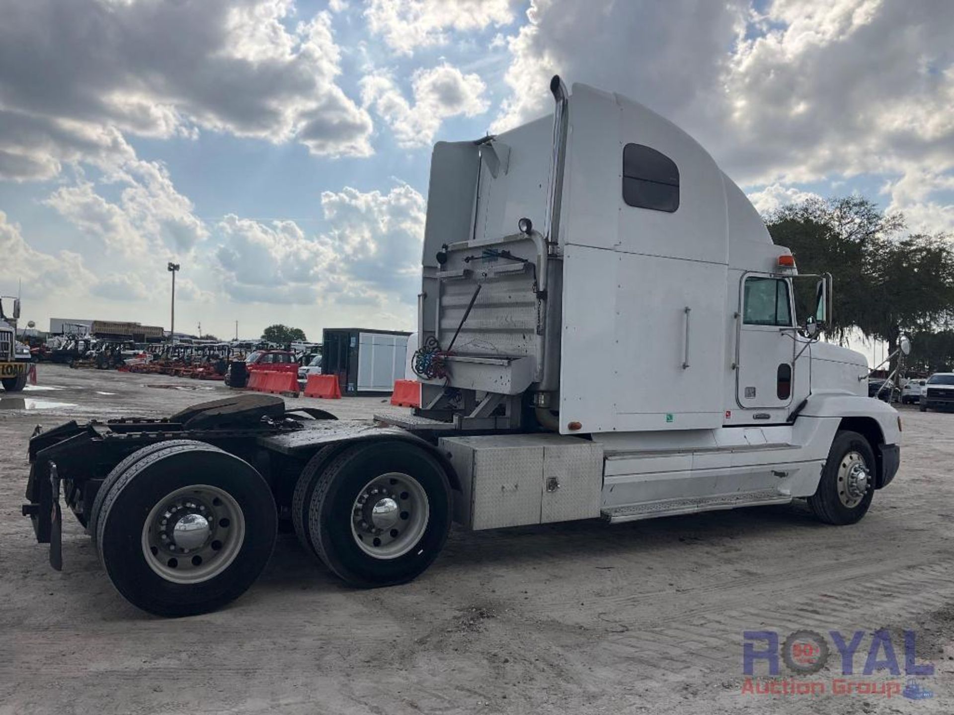 2000 Freightliner FLD120 T/A Sleeper Truck Tractor - Image 3 of 36