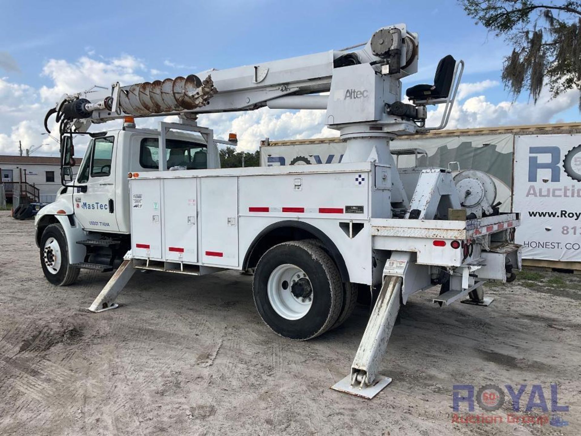 2007 International 4300 Altec DM47 TR Insulated Digger Derrick Truck - Image 4 of 36