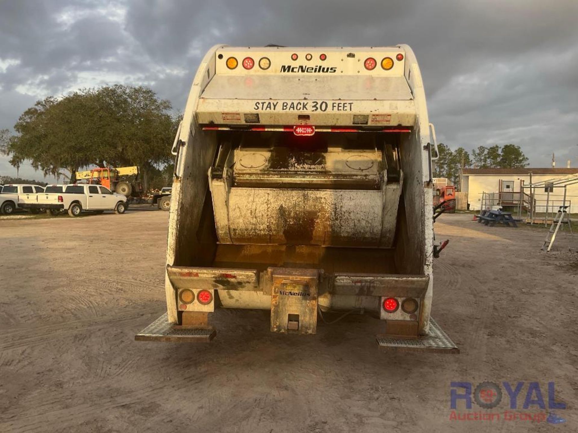 2013 Crane Carrier Co. McNeilus 2516 25 CuYd Rear Loader Garbage Truck - Image 27 of 34