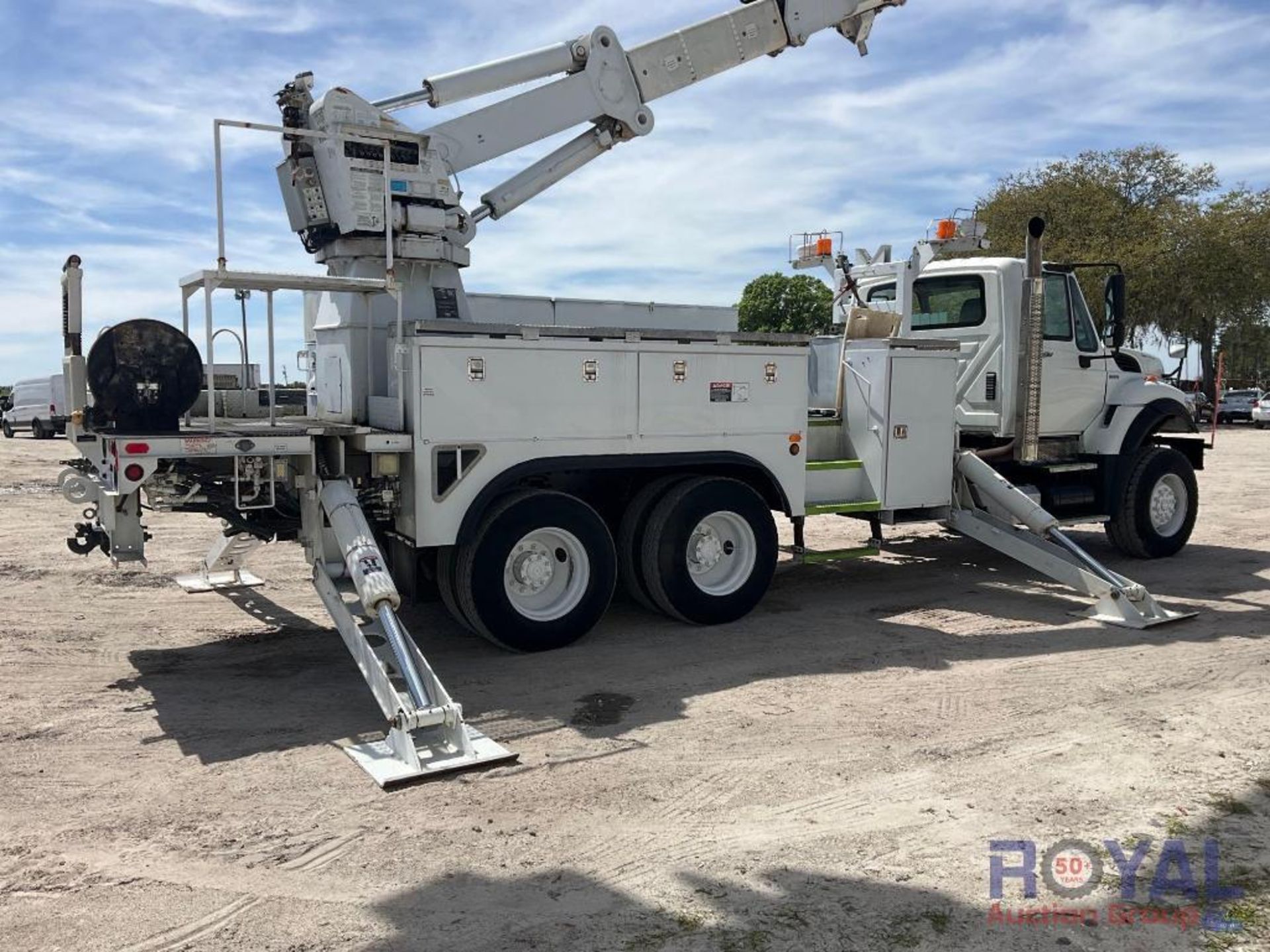 2009 International 7400 6x6 Altec AH75 Material Handler Bucket Truck - Image 3 of 39