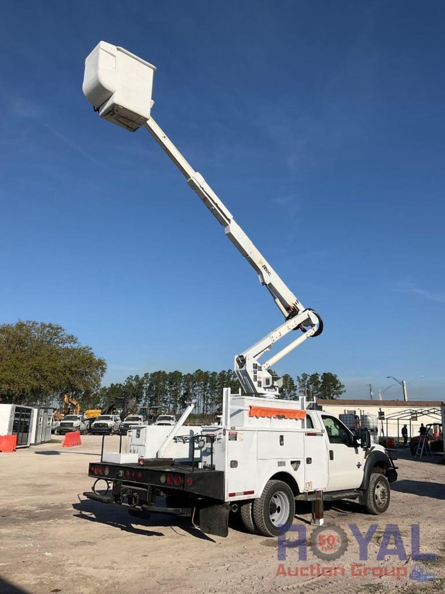 2012 Ford F550 4x4 Bucket Truck - Image 3 of 32