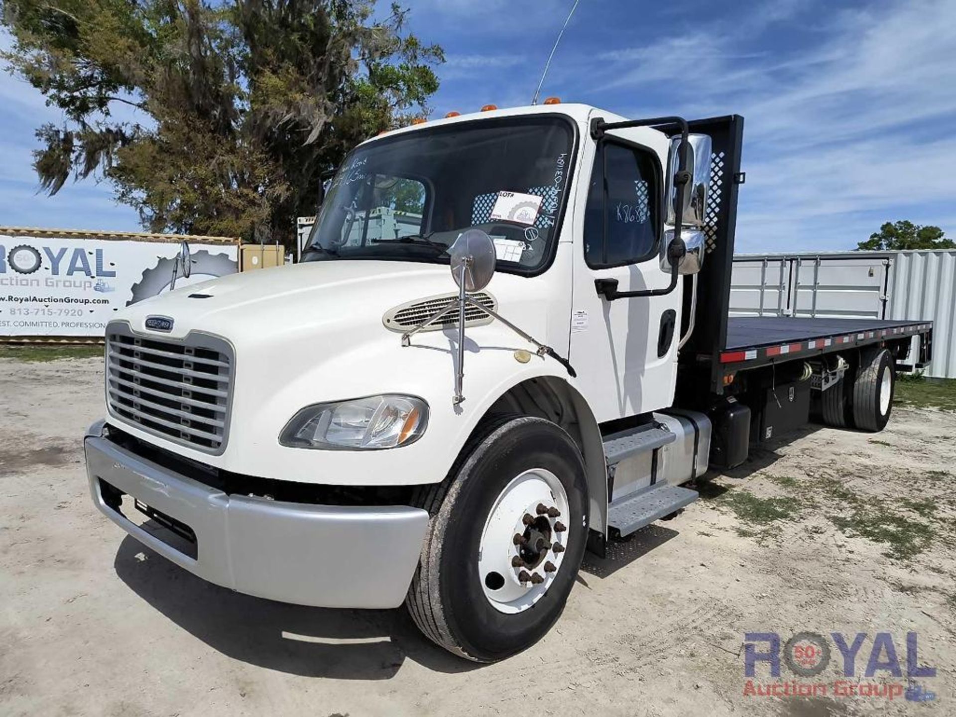 2015 Freightliner M2 106 26FT Flatbed Truck