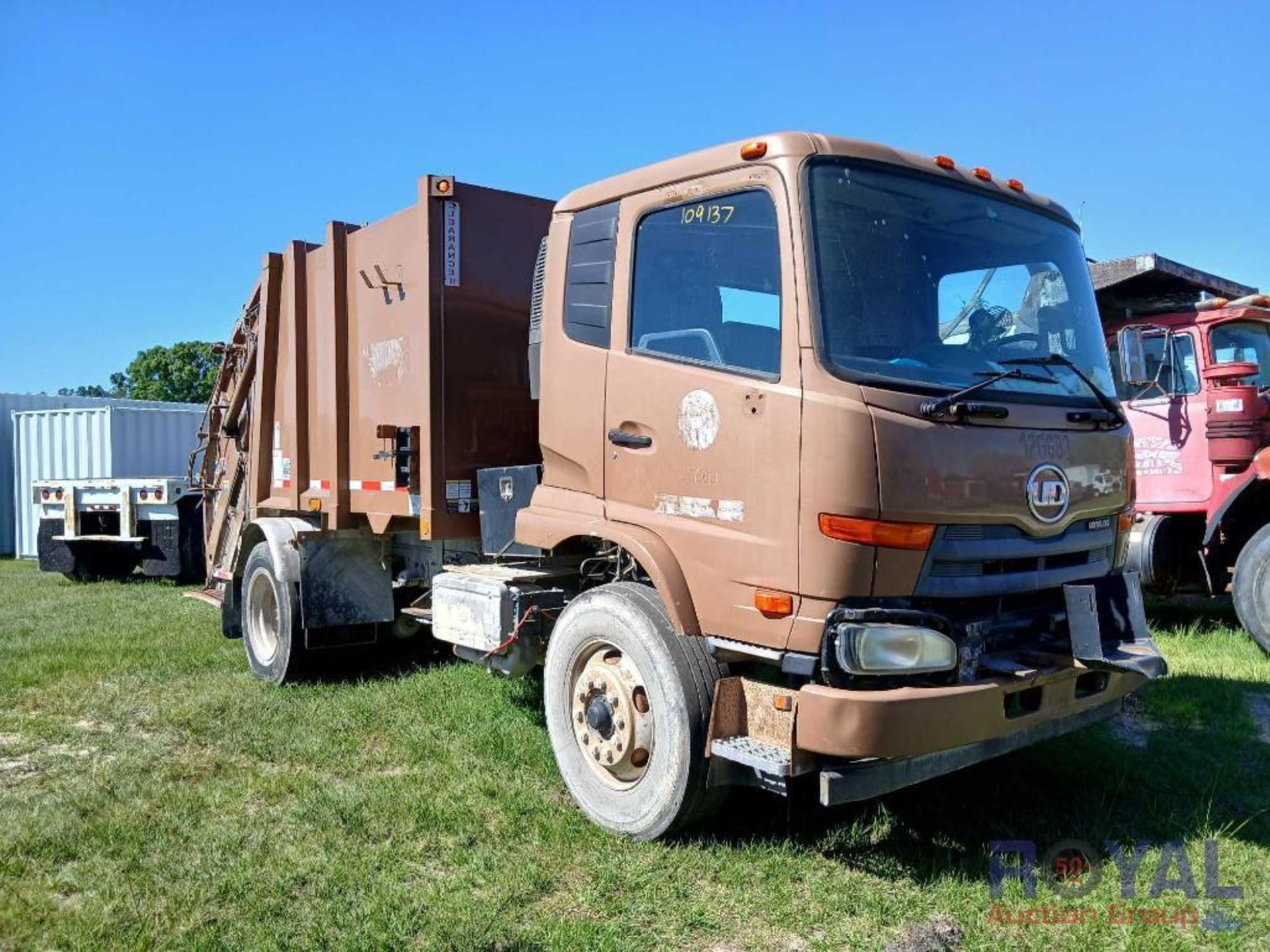 2012 UD3300 Truck Garbage Truck - Image 2 of 16