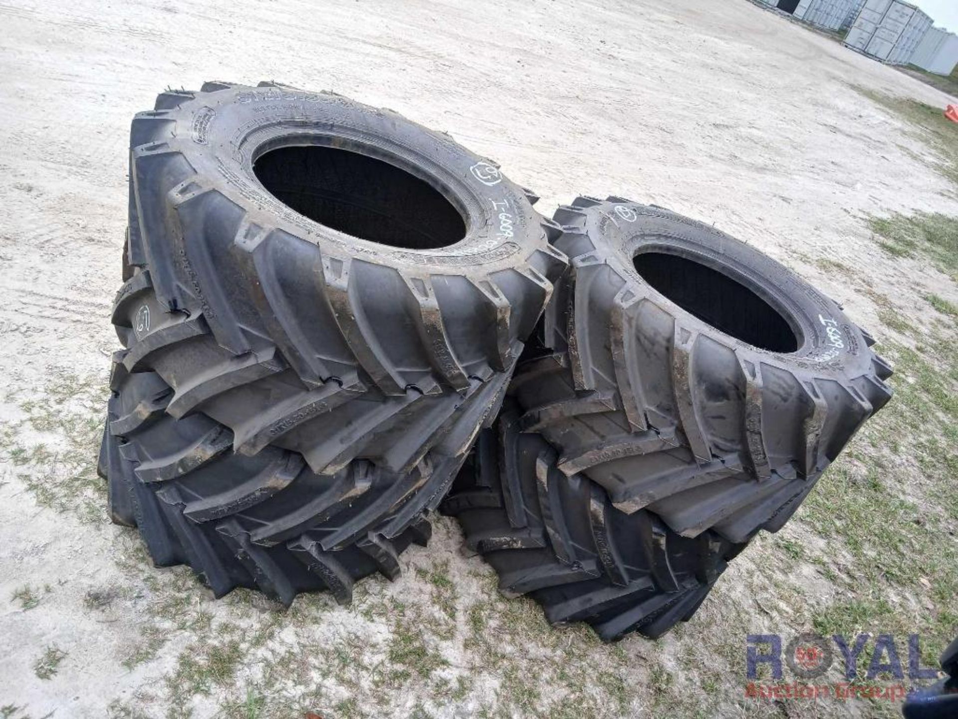 Lot Of 4 Forerunner Tires 31x15.5-15NHS - Image 2 of 6