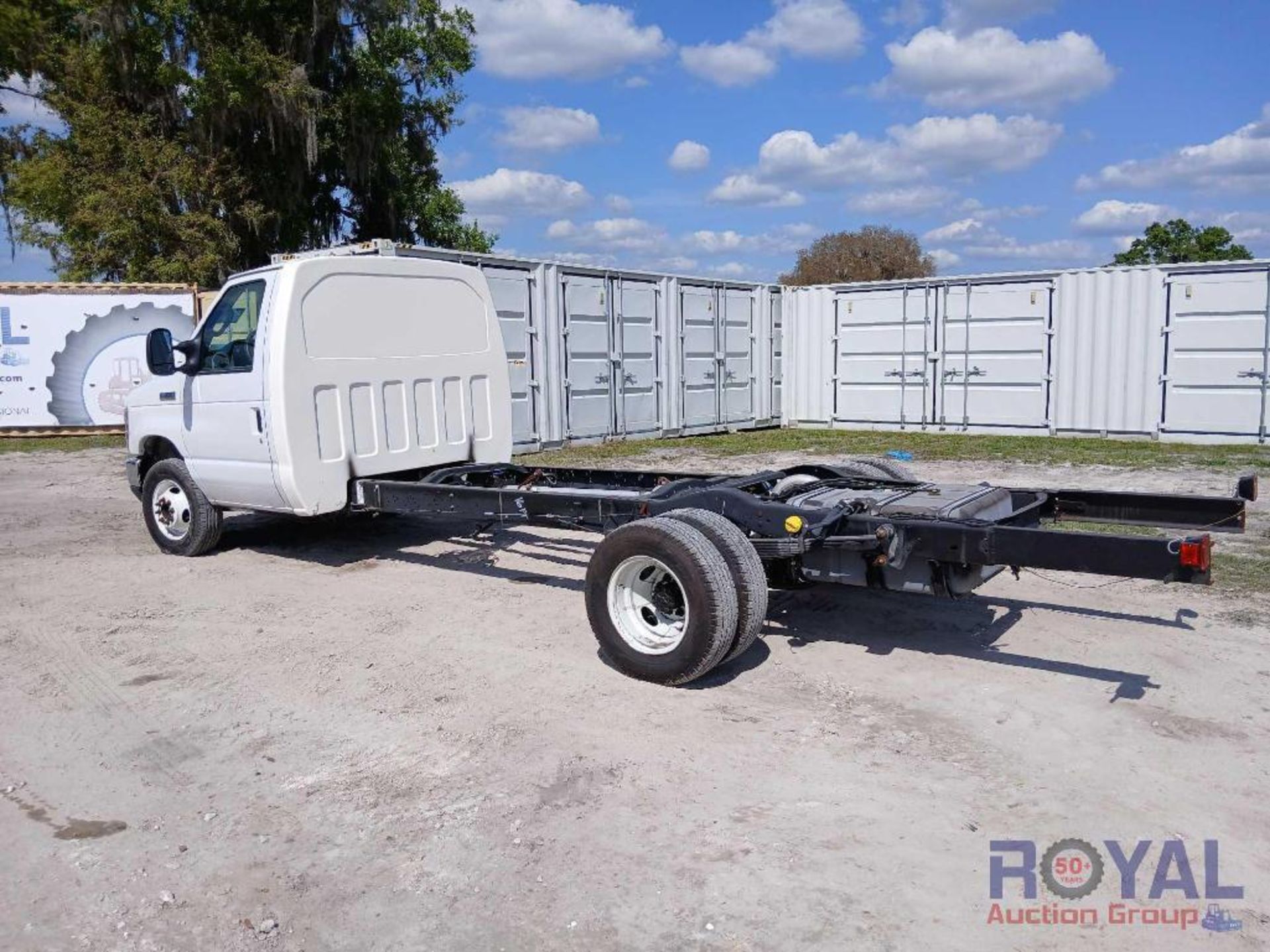 2022 Ford E-450 16FT Cab and Chassis Truck - Image 4 of 22