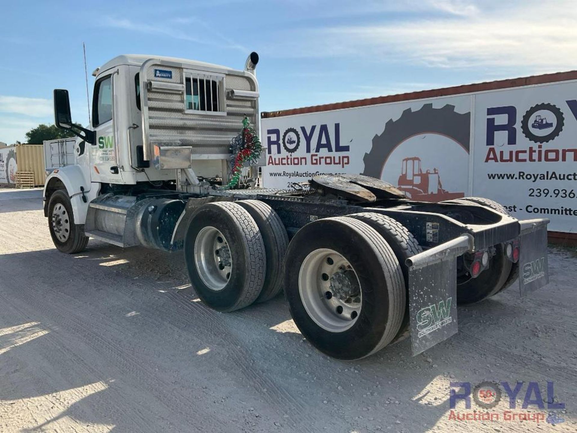 2022 Peterbuilt 567 T/A Day Cab Truck Tractor With Wet Kit - Image 2 of 51