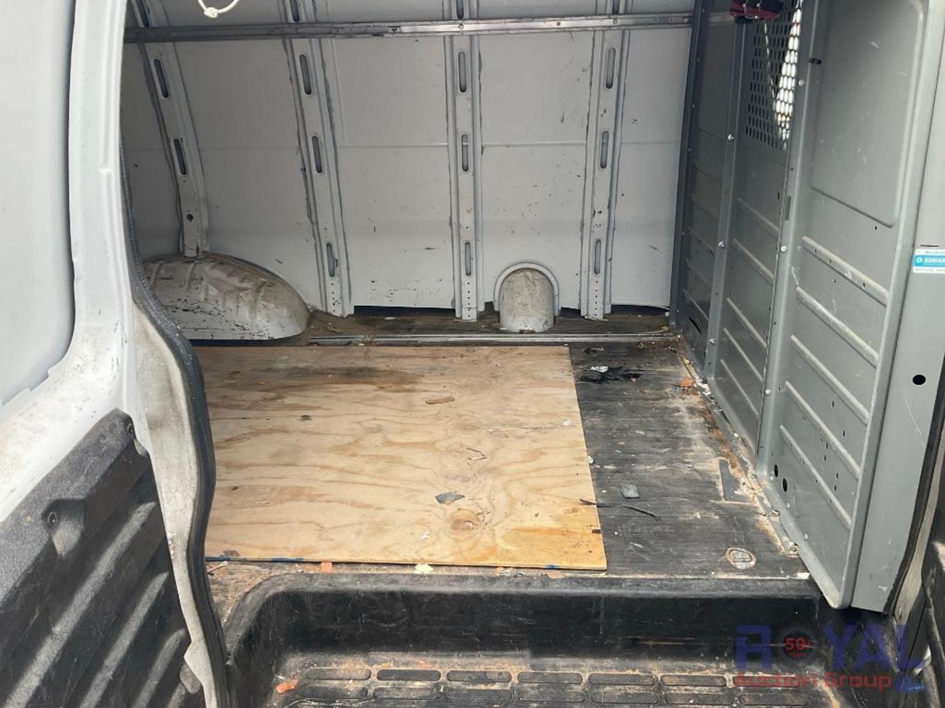 2014 Chevrolet Express Cargo Van - Image 25 of 33