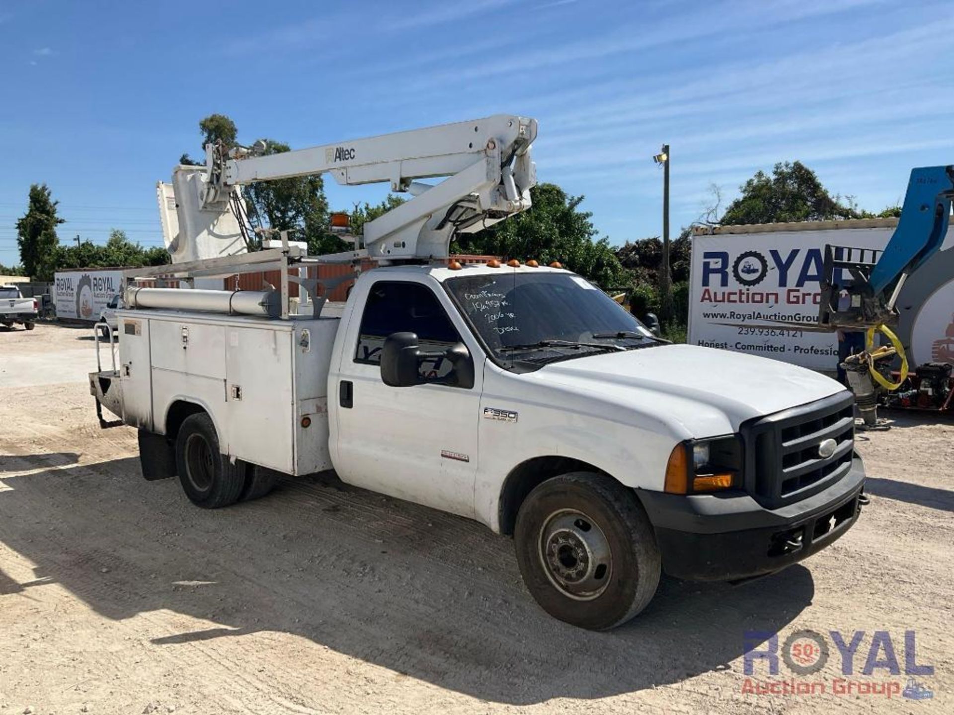 2006 Ford F350 Altec AT200A Bucket Truck - Image 2 of 40