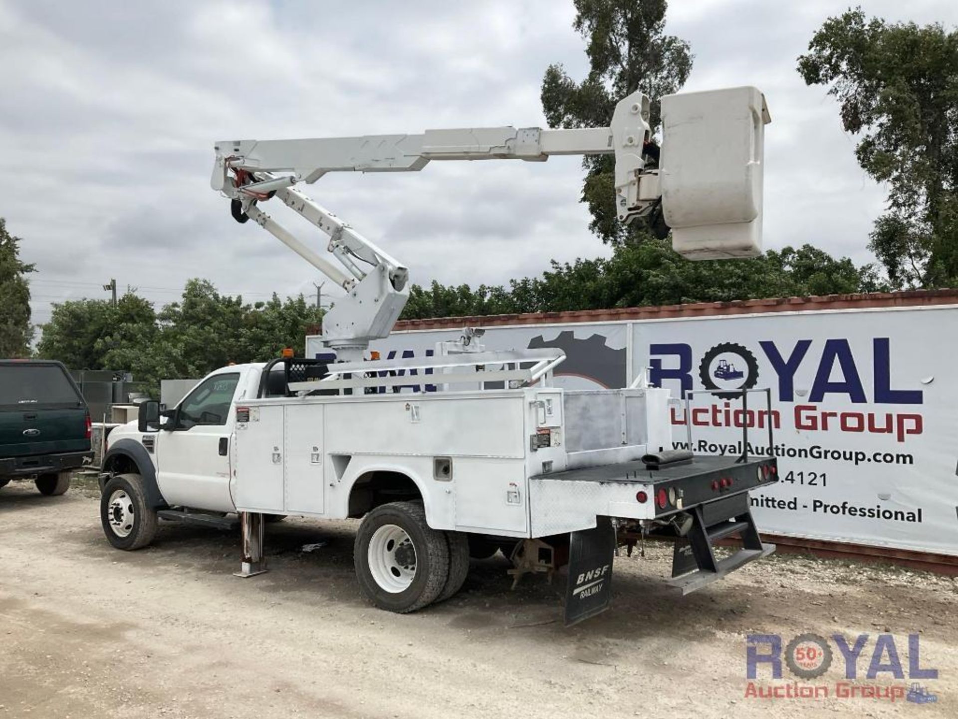 2009 Ford F550 4x4 Altec AT37-G Bucket Truck - Image 4 of 40