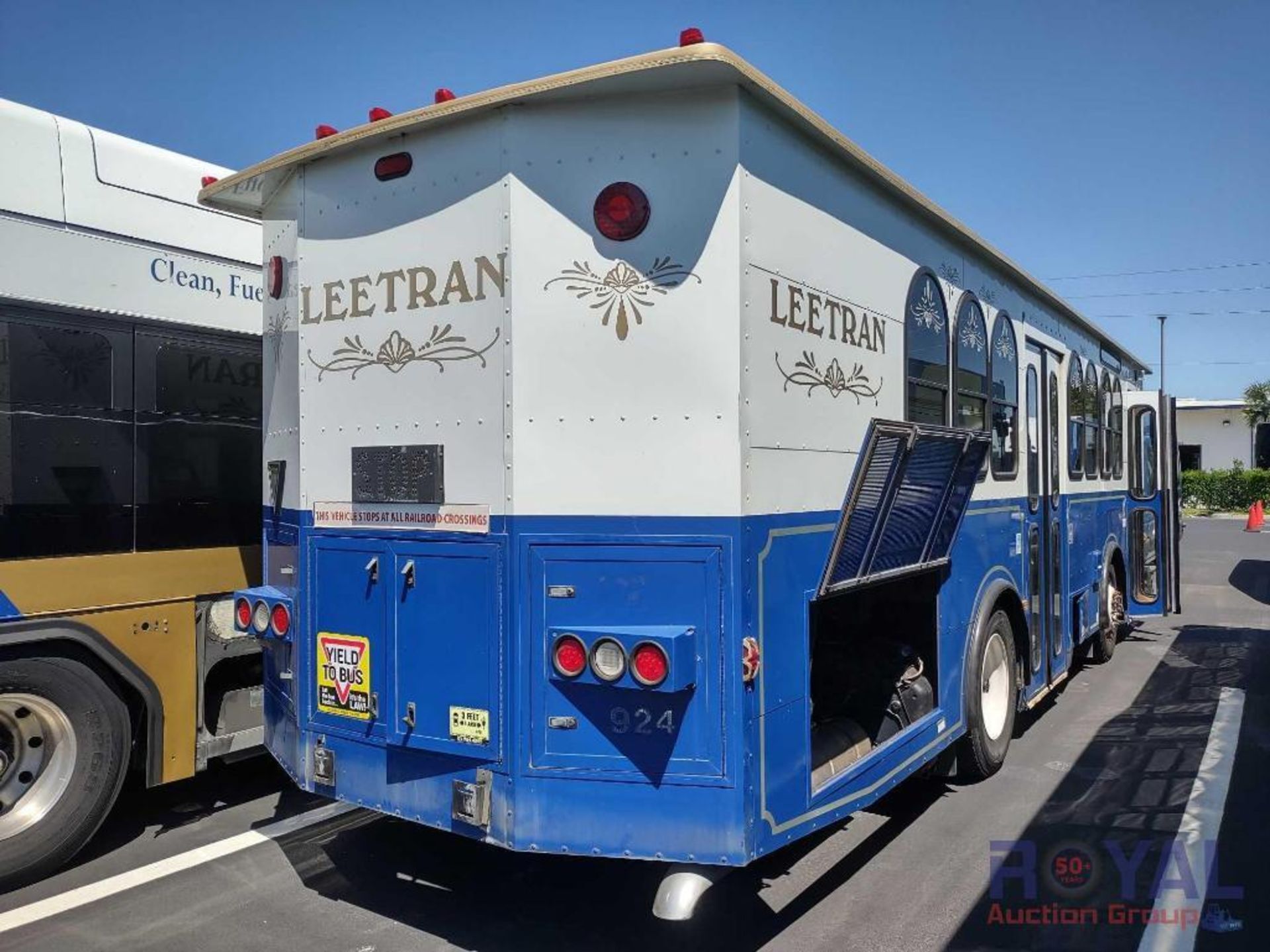 2011 Freightliner X-Line A0090024 Passenger Bus - Image 4 of 33