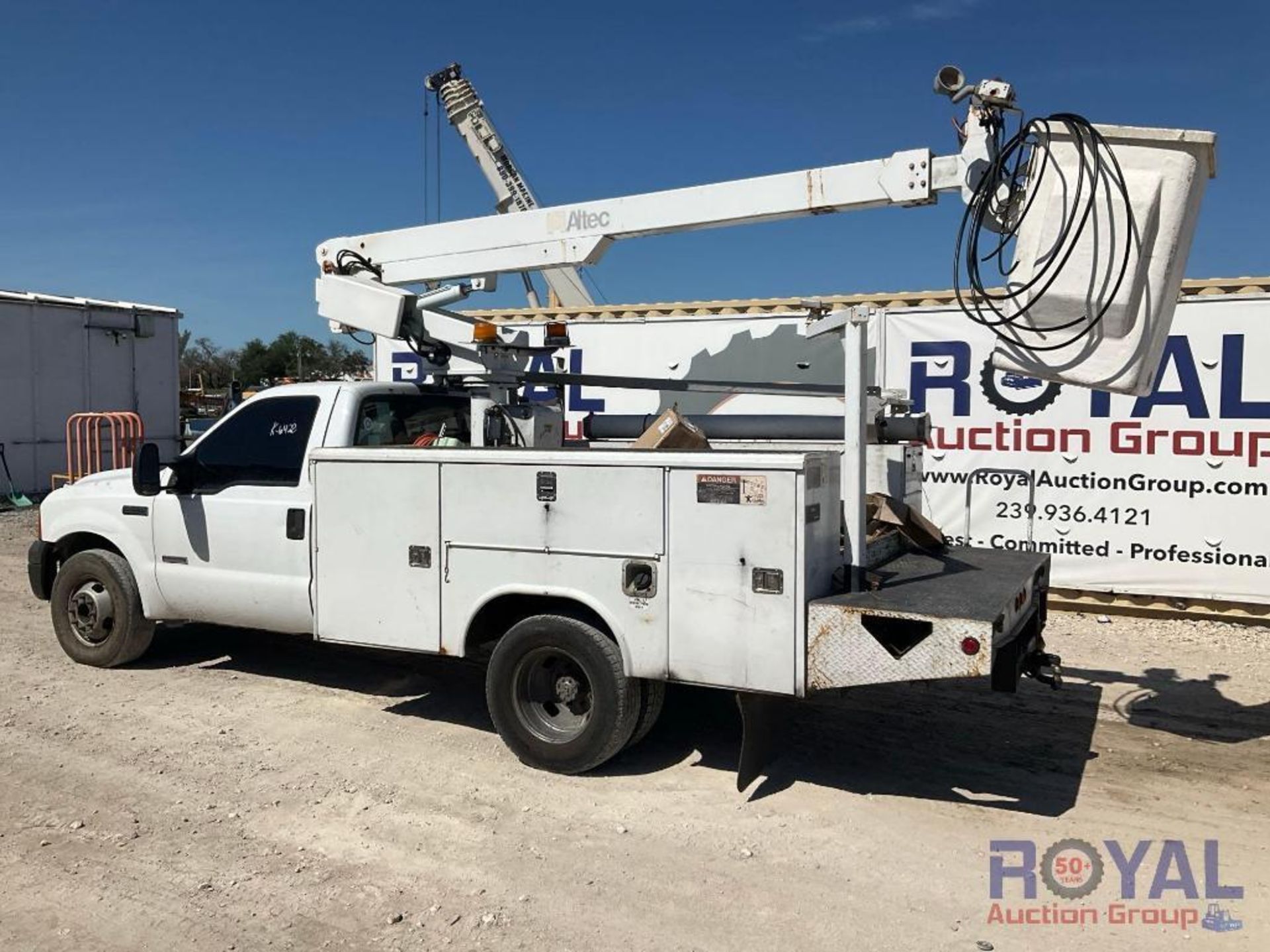 2006 Ford F350 Altec AT200A Bucket Truck - Image 4 of 40