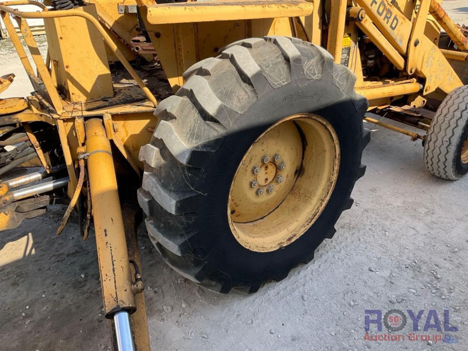 Ford 555B Loader Backhoe - Image 45 of 48