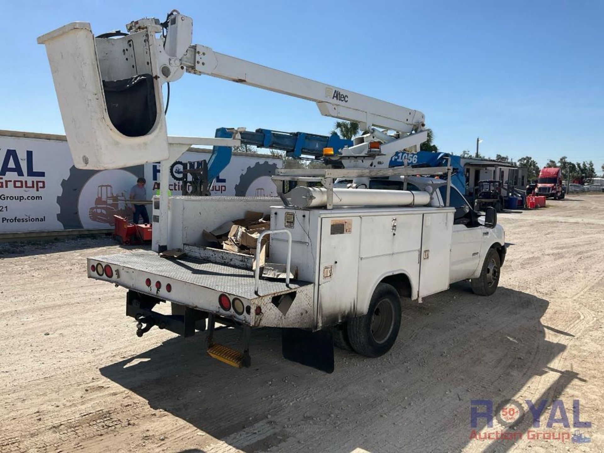 2006 Ford F350 Altec AT200A Bucket Truck - Image 3 of 40