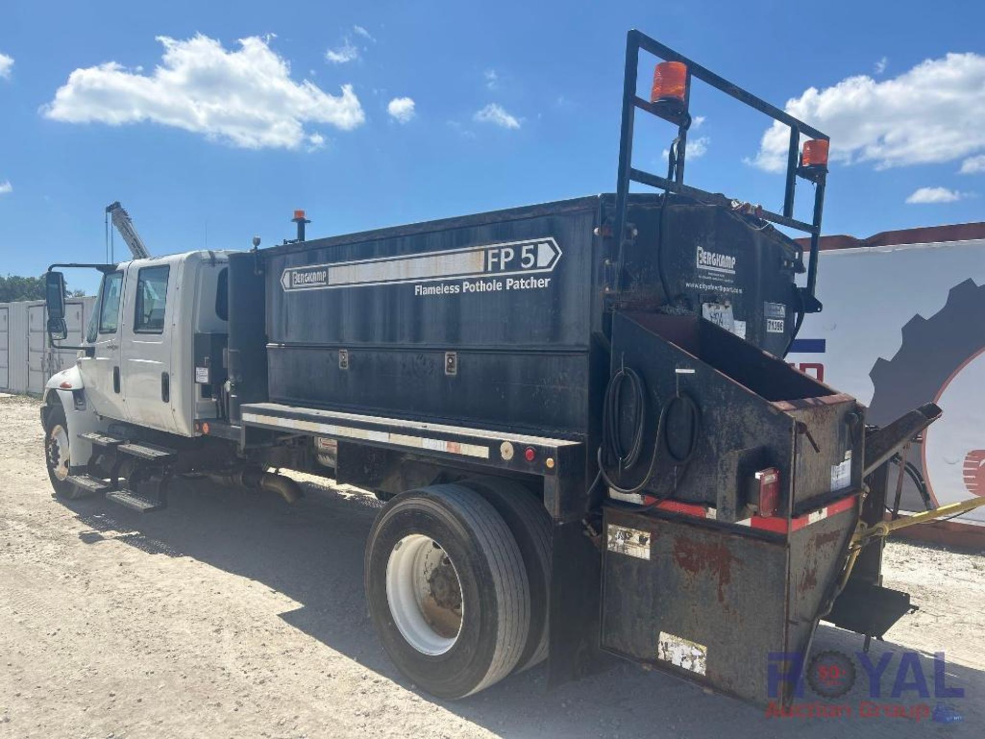 2009 International 4300 FP5 Crew Cab Pothole Patch Asphalt Truck - Image 4 of 52