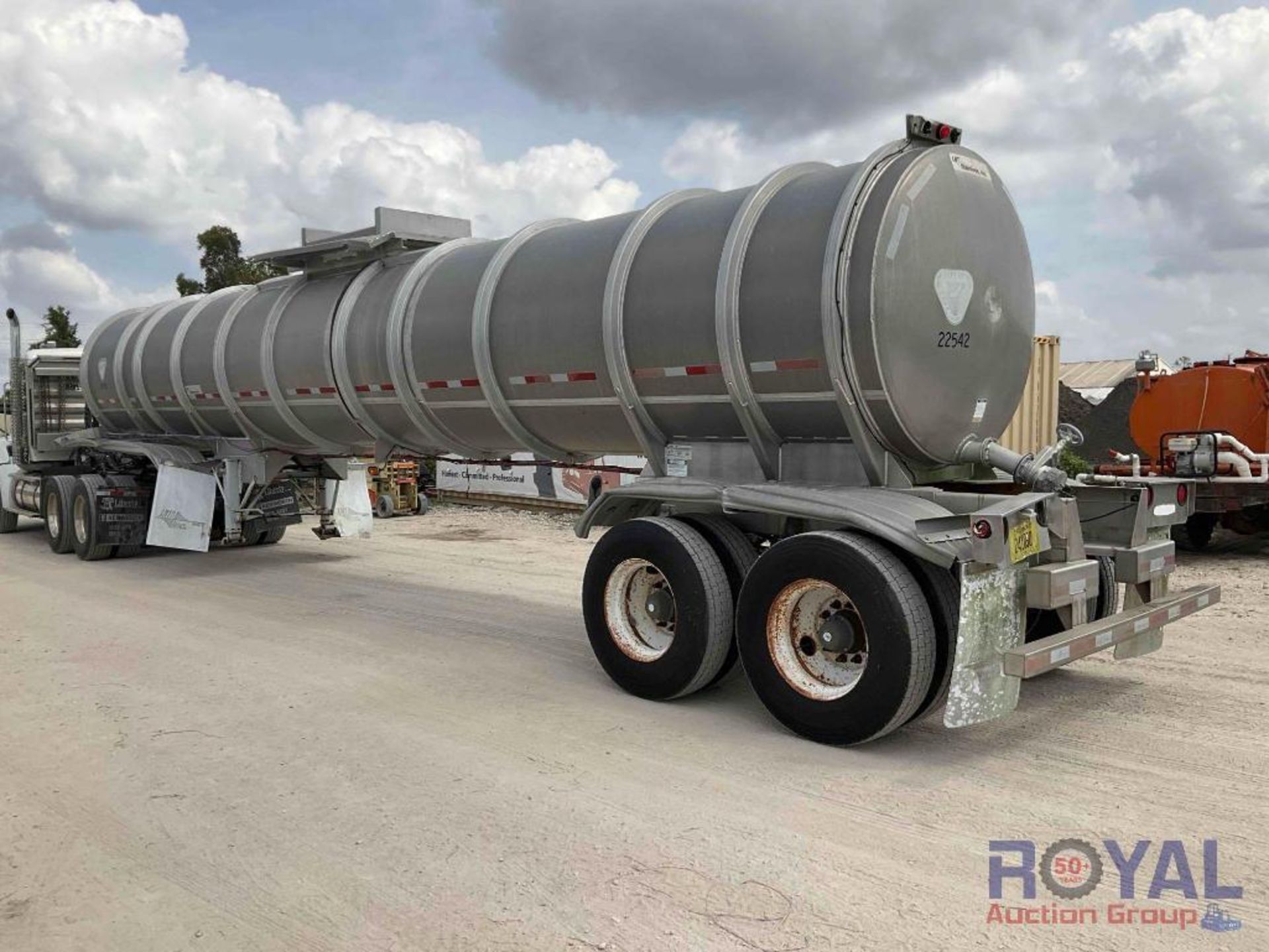 2006 LBT Stainless 7,500 Gallon T/A Tanker Trailer - Image 2 of 13