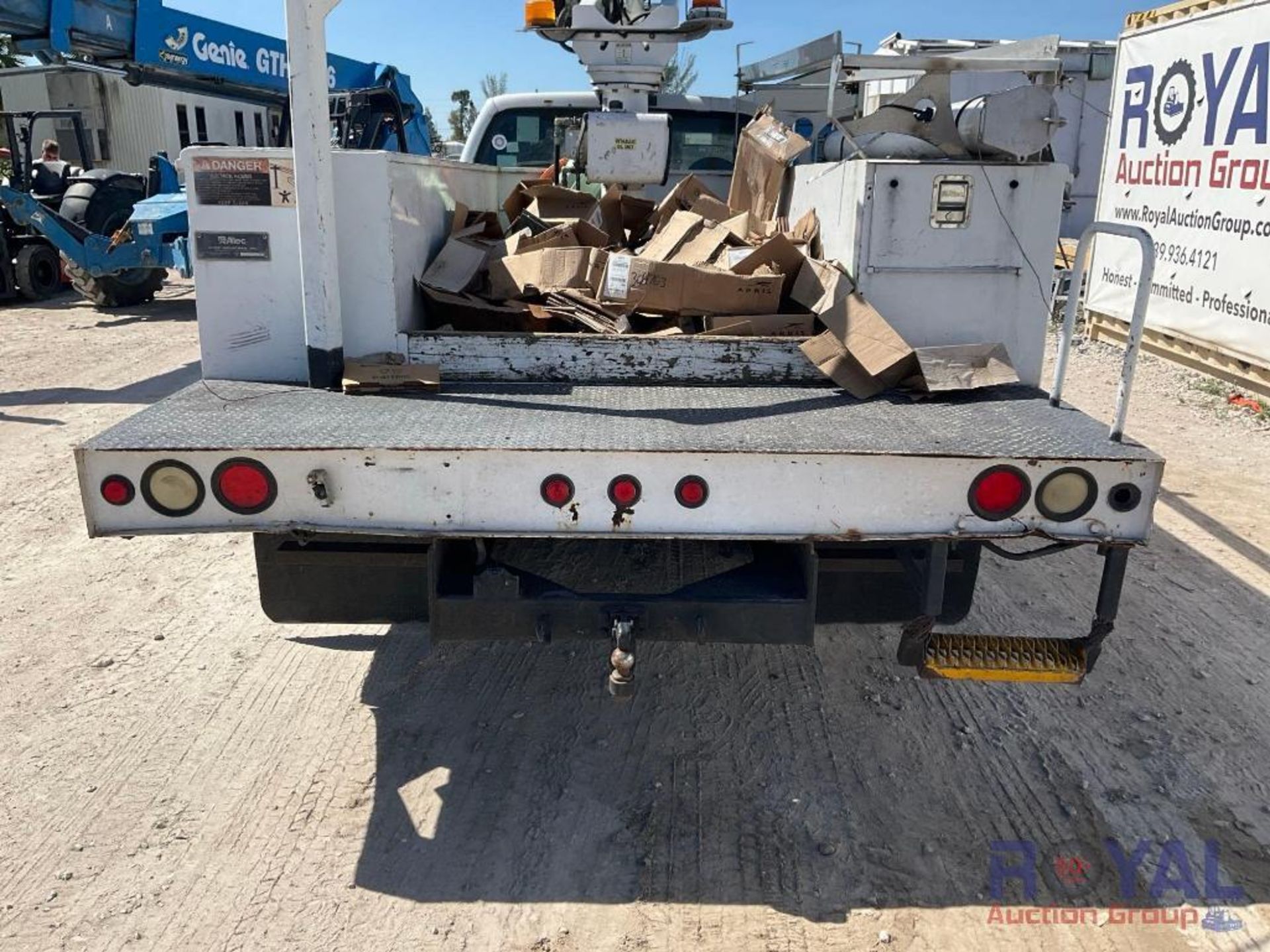 2006 Ford F350 Altec AT200A Bucket Truck - Image 27 of 40