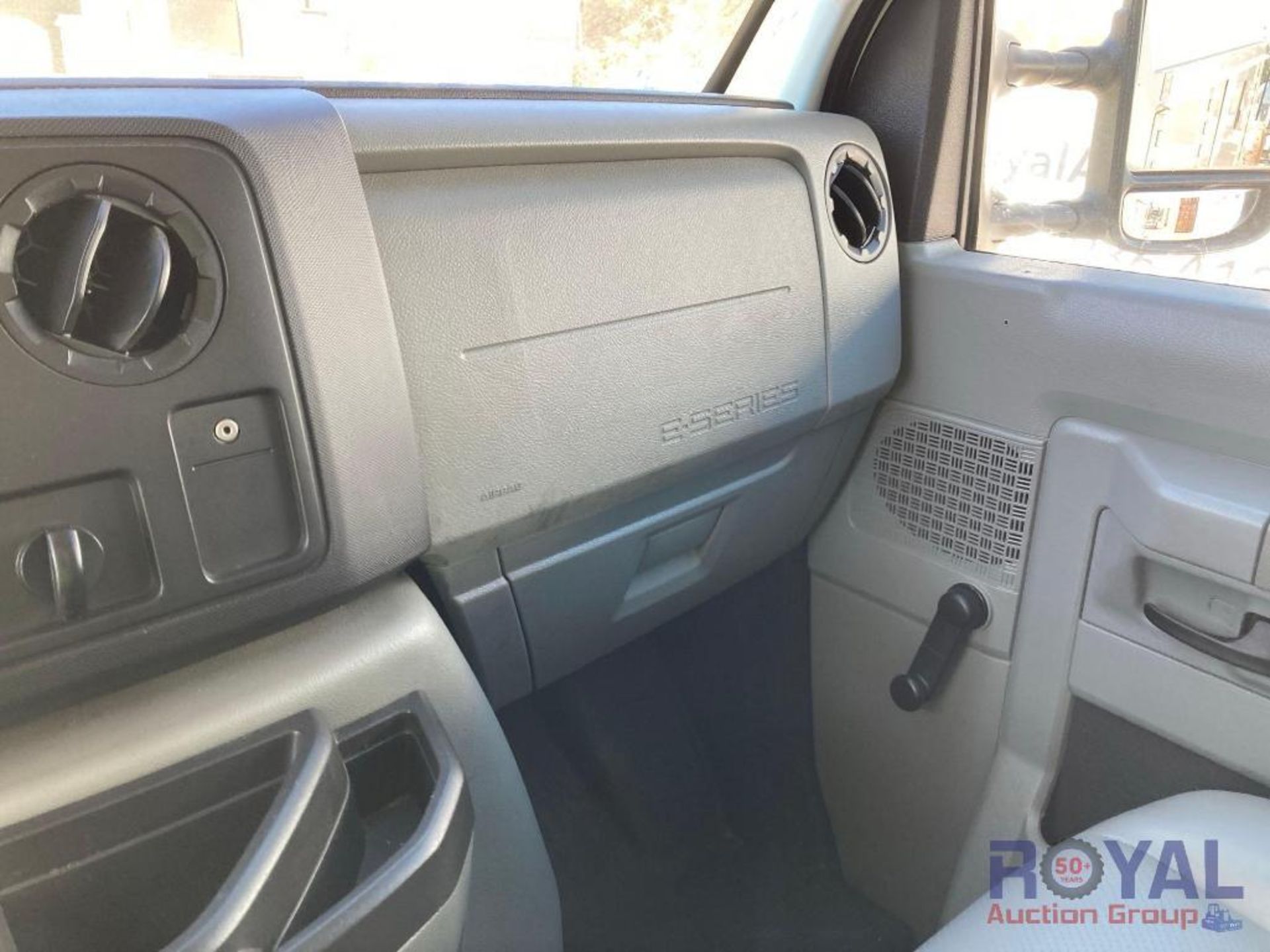 2016 Ford E350 Cutaway Service Van - Image 19 of 31