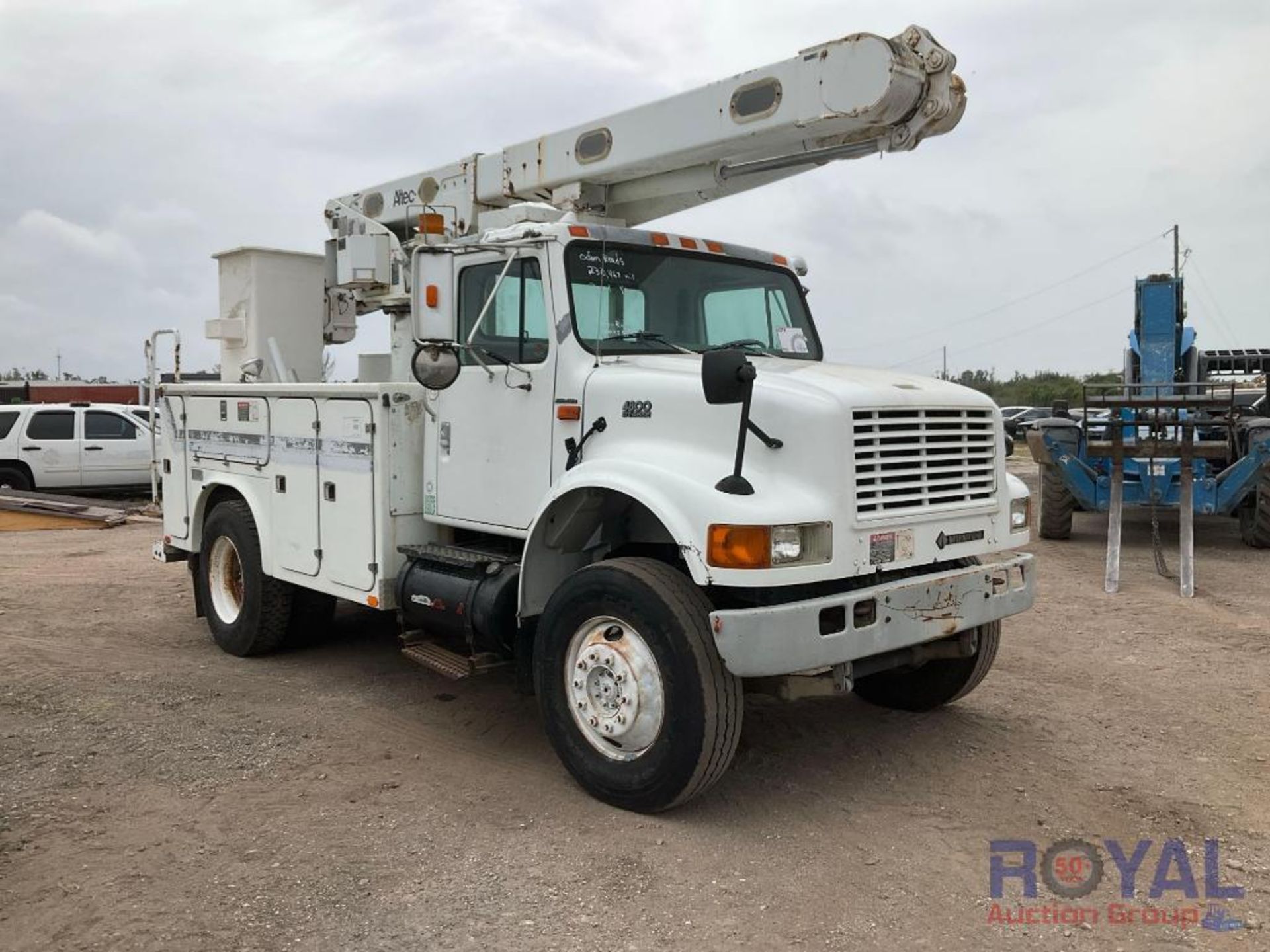 2001 International 4800 Altec L42A Bucket Truck - Image 4 of 31