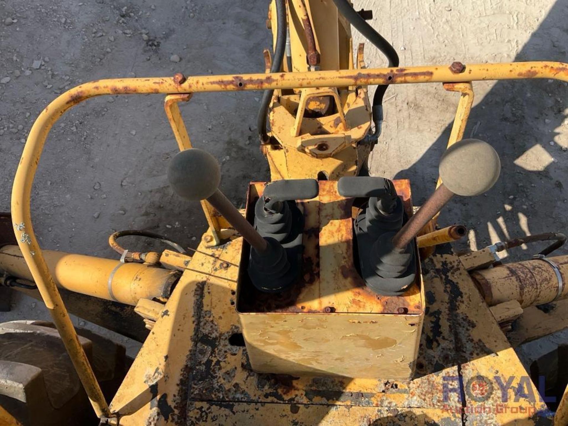 Ford 555B Loader Backhoe - Image 22 of 48