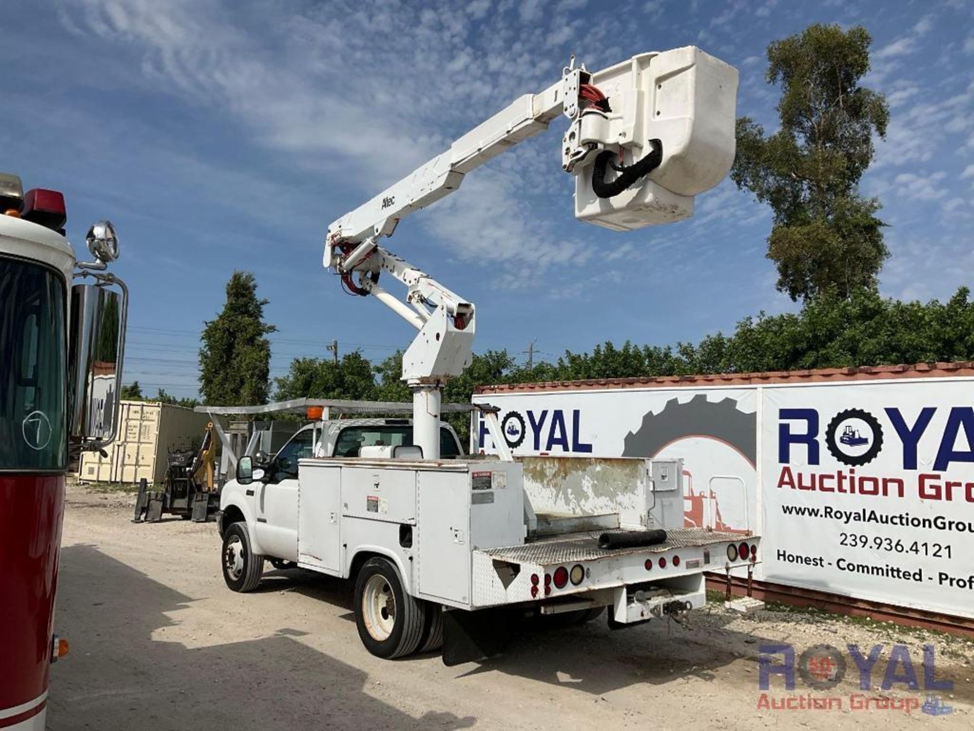 2004 Ford F550 Altec AT37-G Bucket Truck - Image 4 of 27