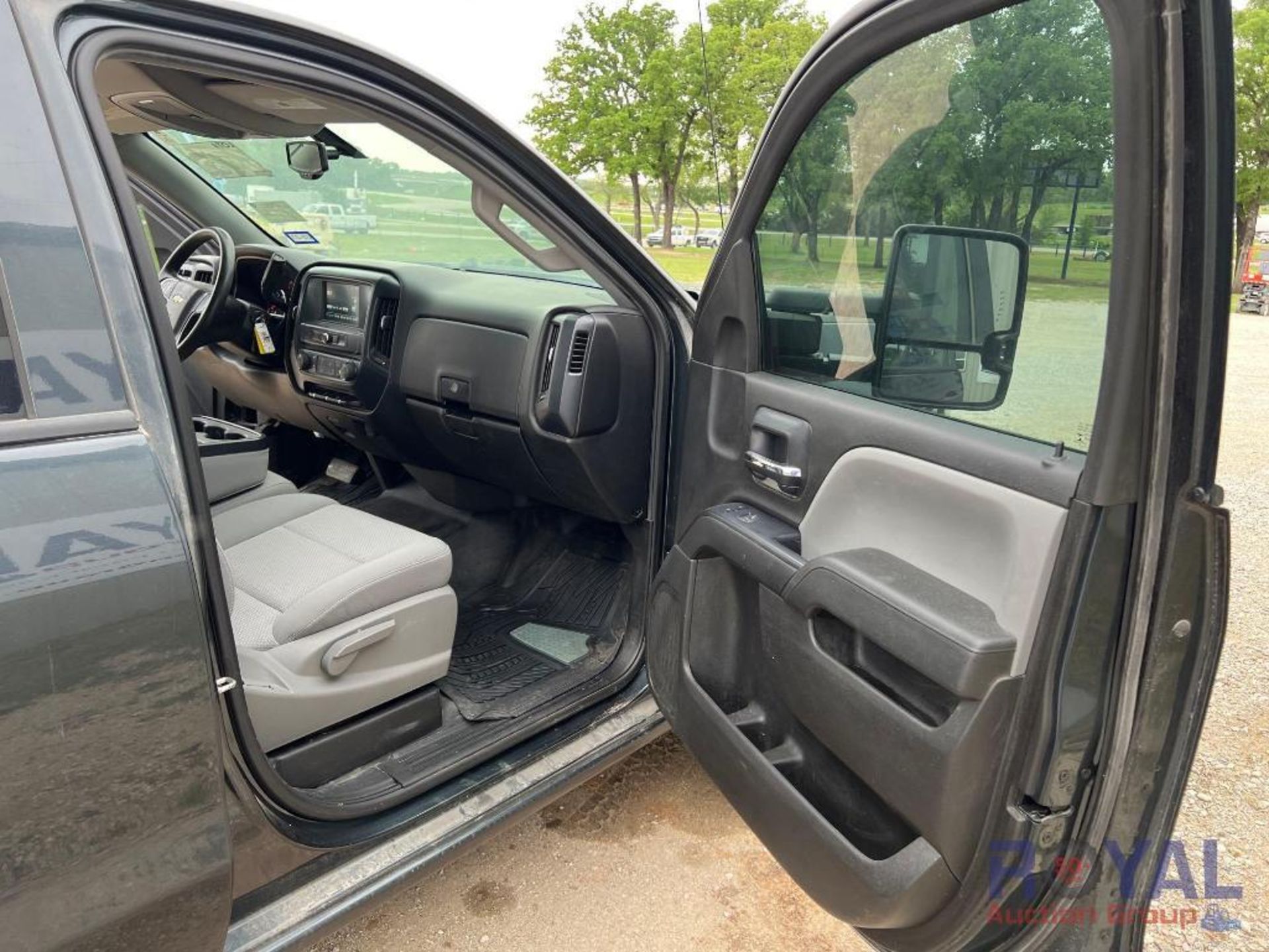 2018 Chevrolet Silverado 4x4 Crew Cab Pickup Truck - Image 38 of 51