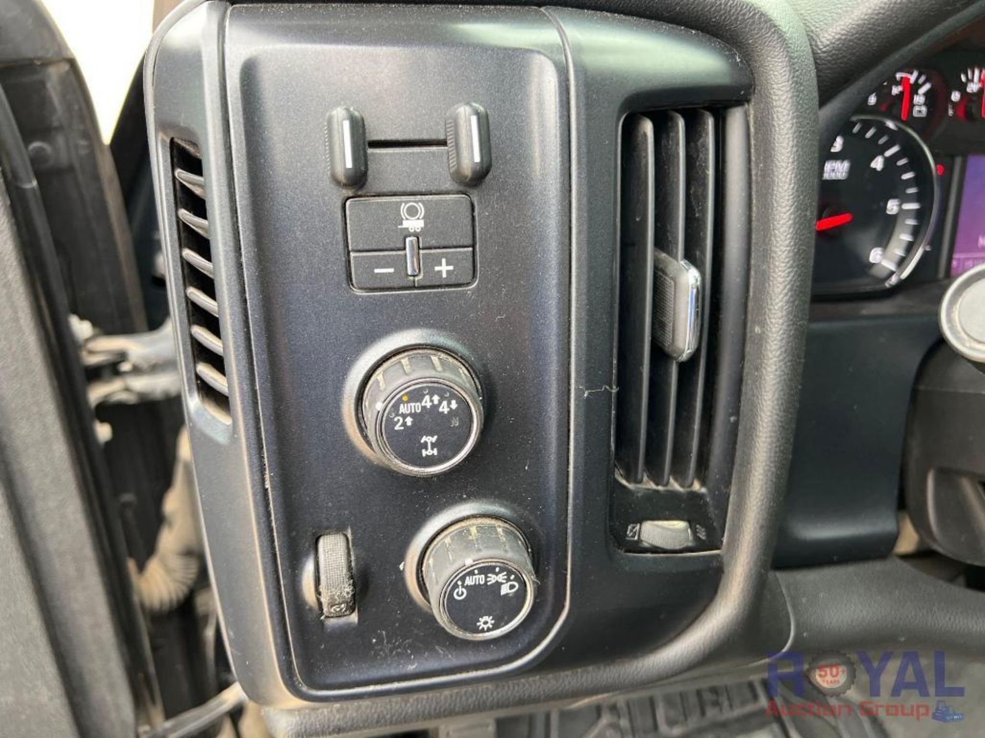 2018 Chevrolet Silverado 4x4 Crew Cab Pickup Truck - Image 20 of 51