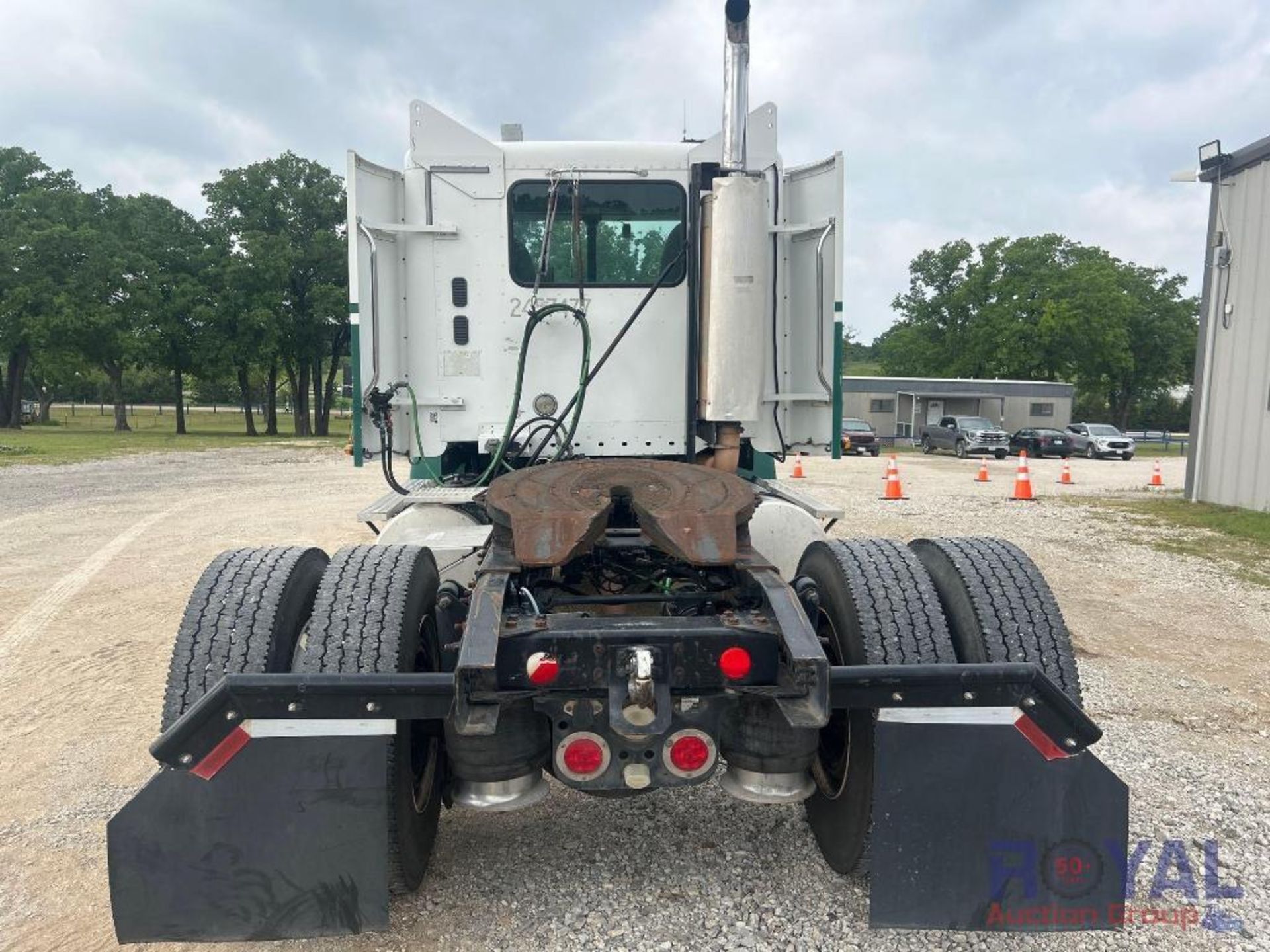 2007 Freightliner Columbia 112 S/A Day Cab Truck Tractor - Image 13 of 41