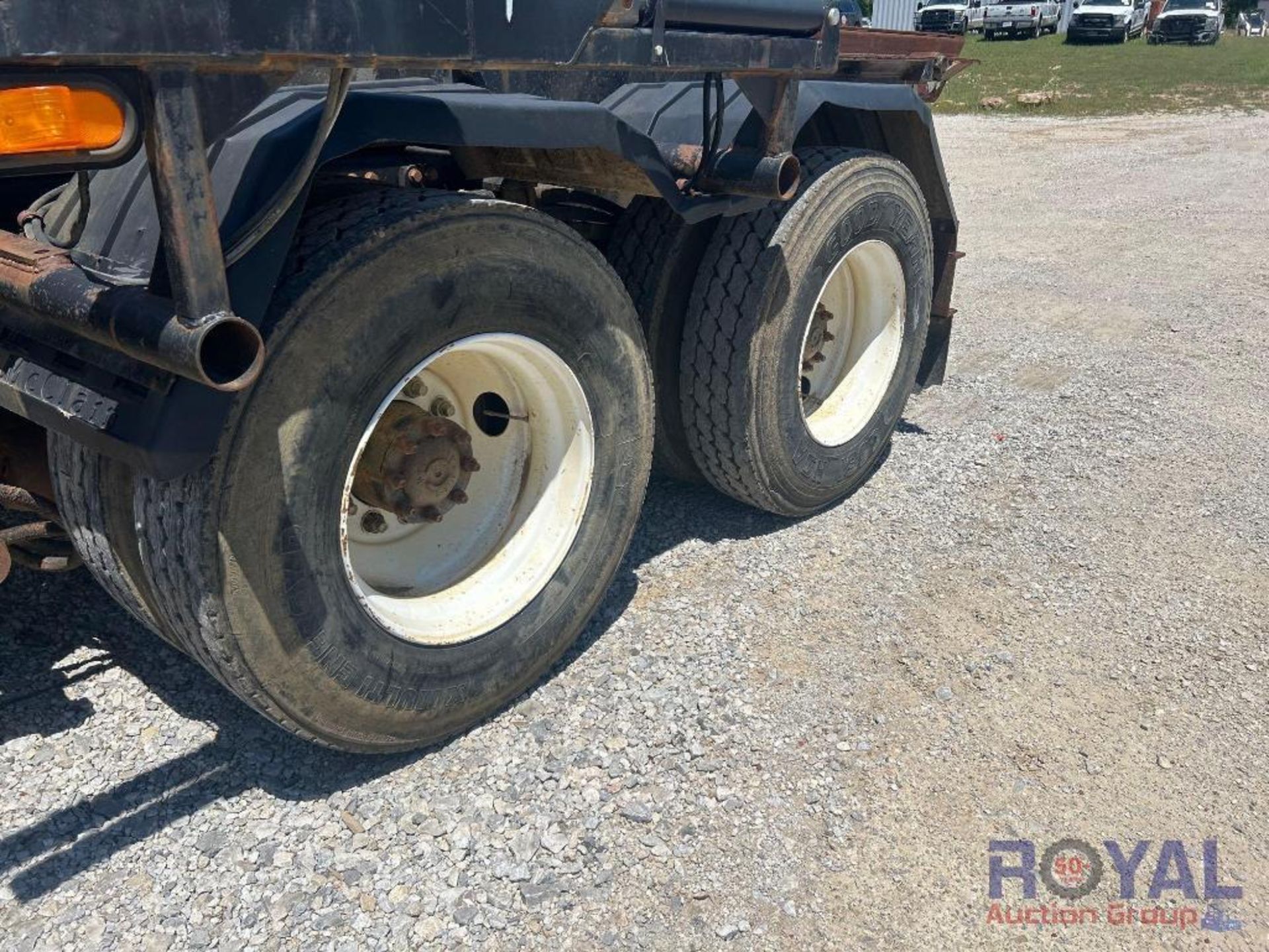 2000 Volvo WG64 T/A Rolloff Truck - Image 39 of 42