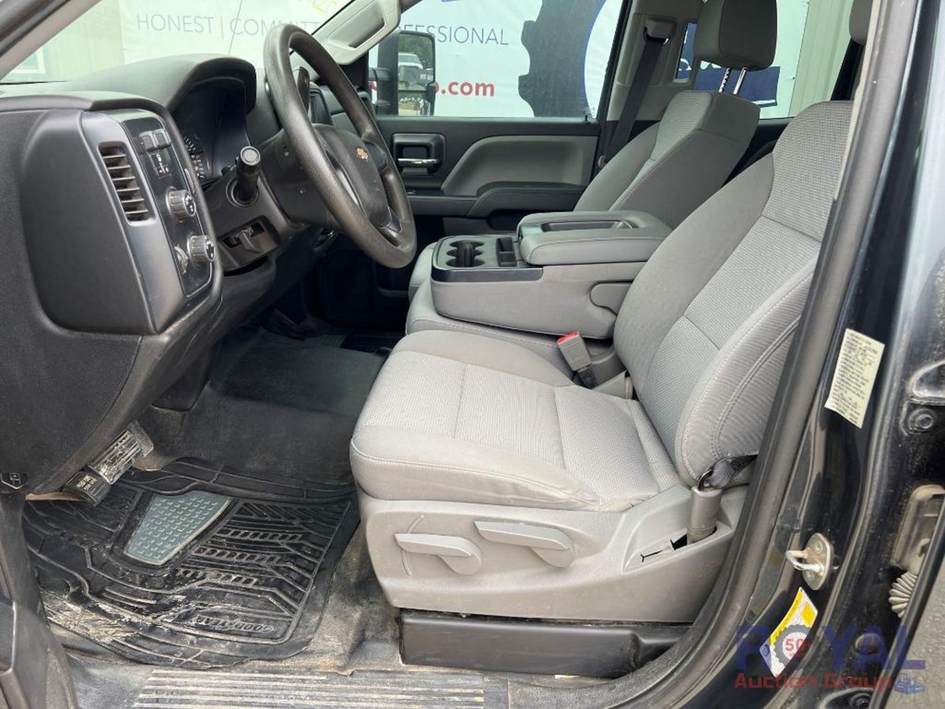 2018 Chevrolet Silverado 4x4 Crew Cab Pickup Truck - Image 17 of 51