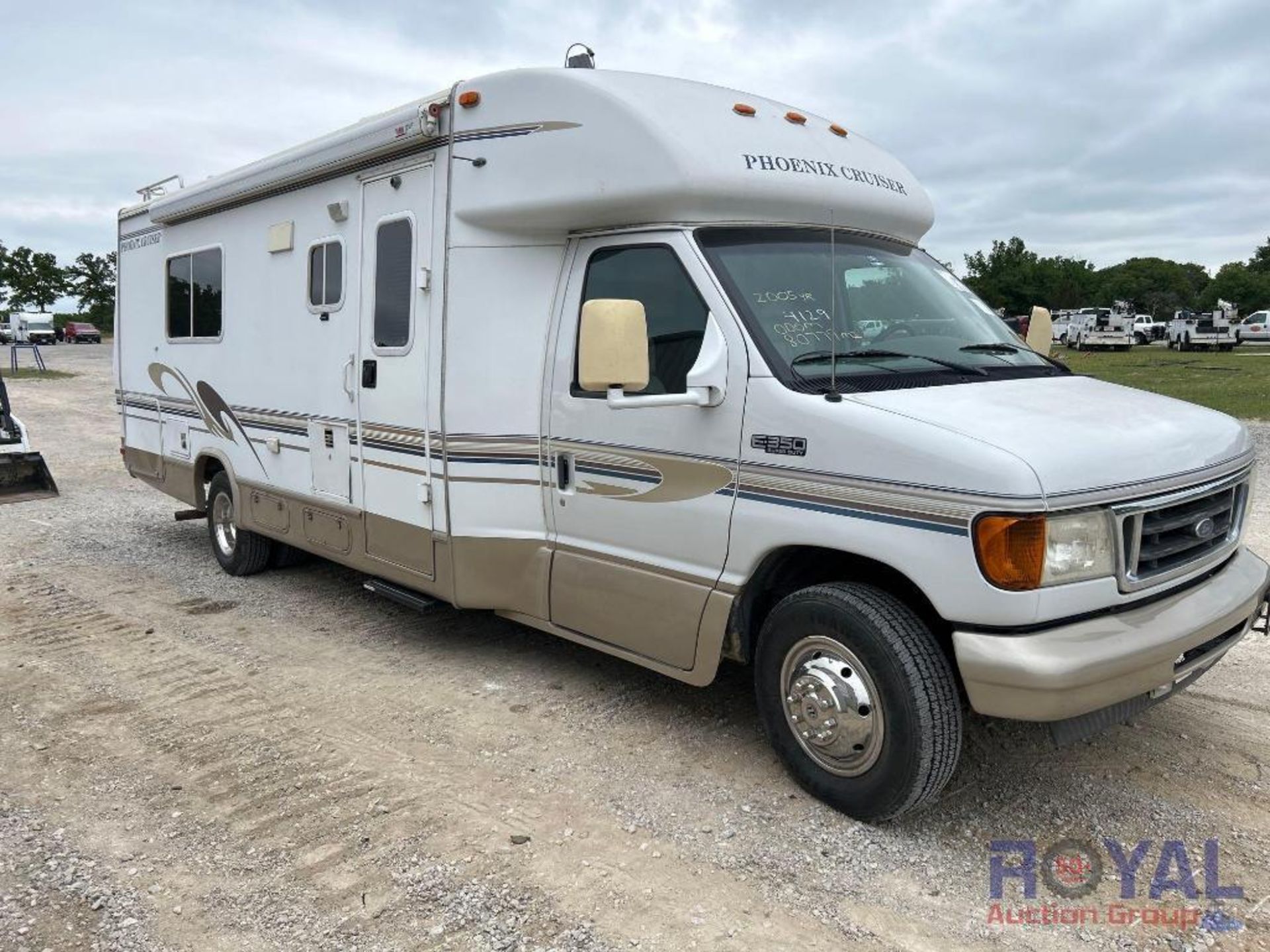 2005 Phoenix Cruiser Ford E350 RV - Image 2 of 55