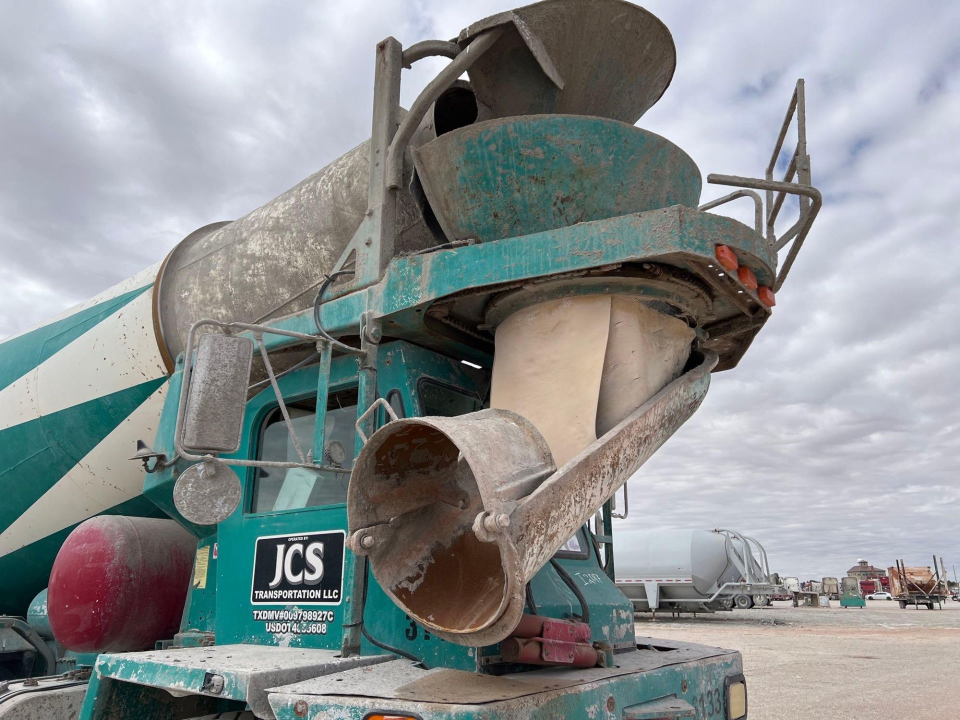 2005 Oshkosh S-series 6x6 Concrete Mixer Truck - Image 29 of 39