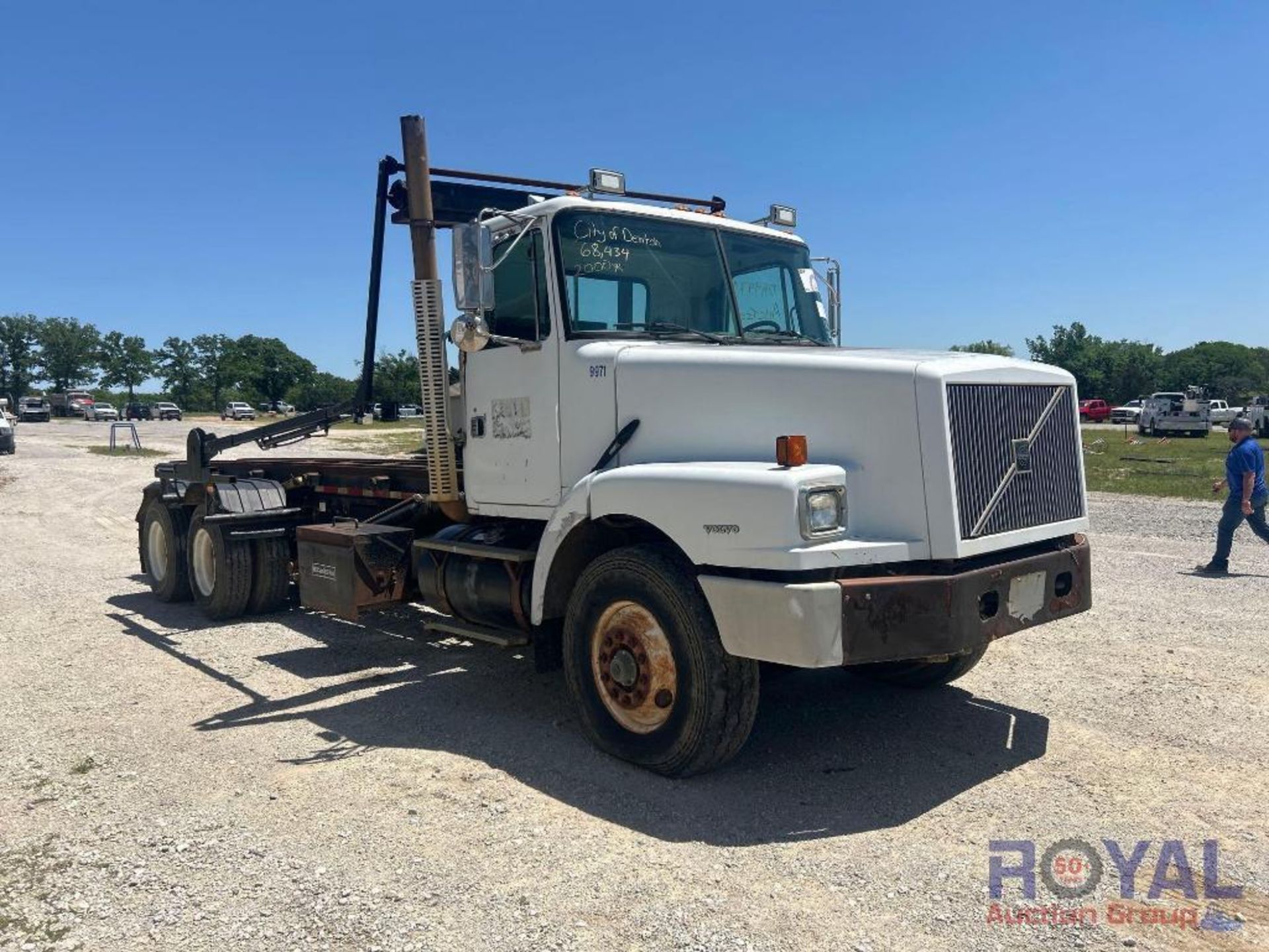 2000 Volvo WG64 T/A Rolloff Truck