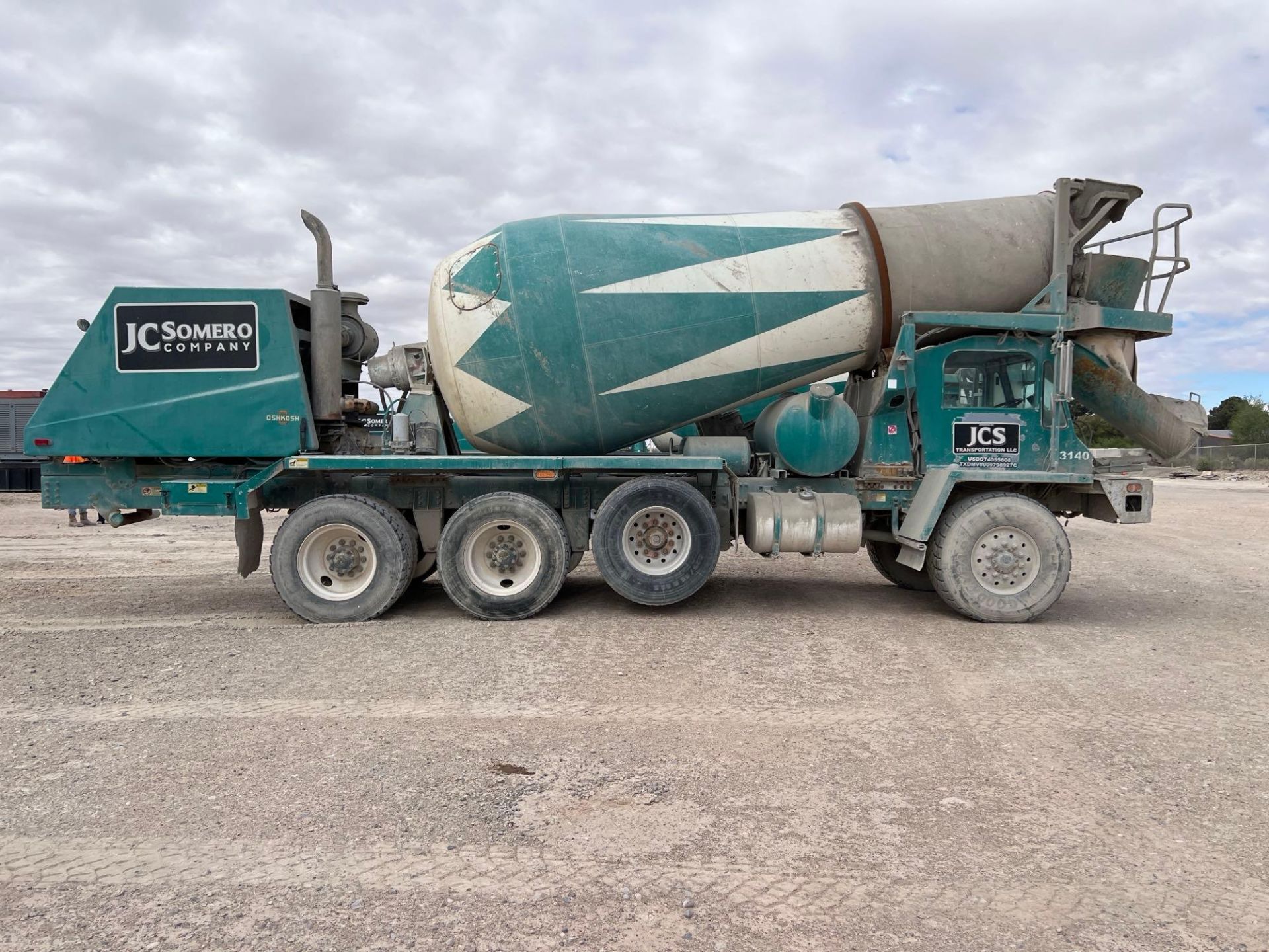 Oshkosh 6x6 Concrete Mixer Truck - Image 4 of 44