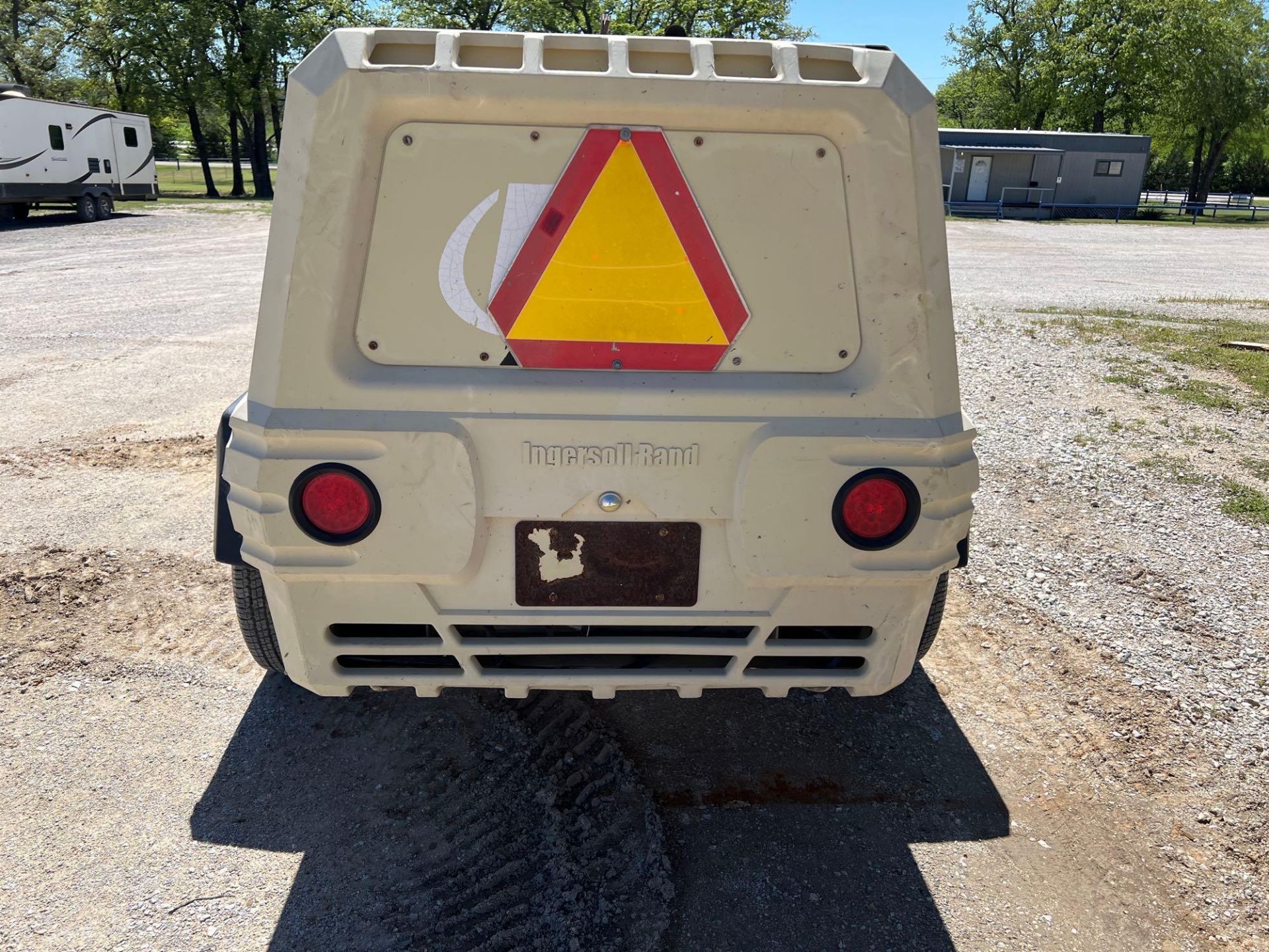 2006 Ingersoll Rand 185 CFM Towable Air Compressor - Image 5 of 24