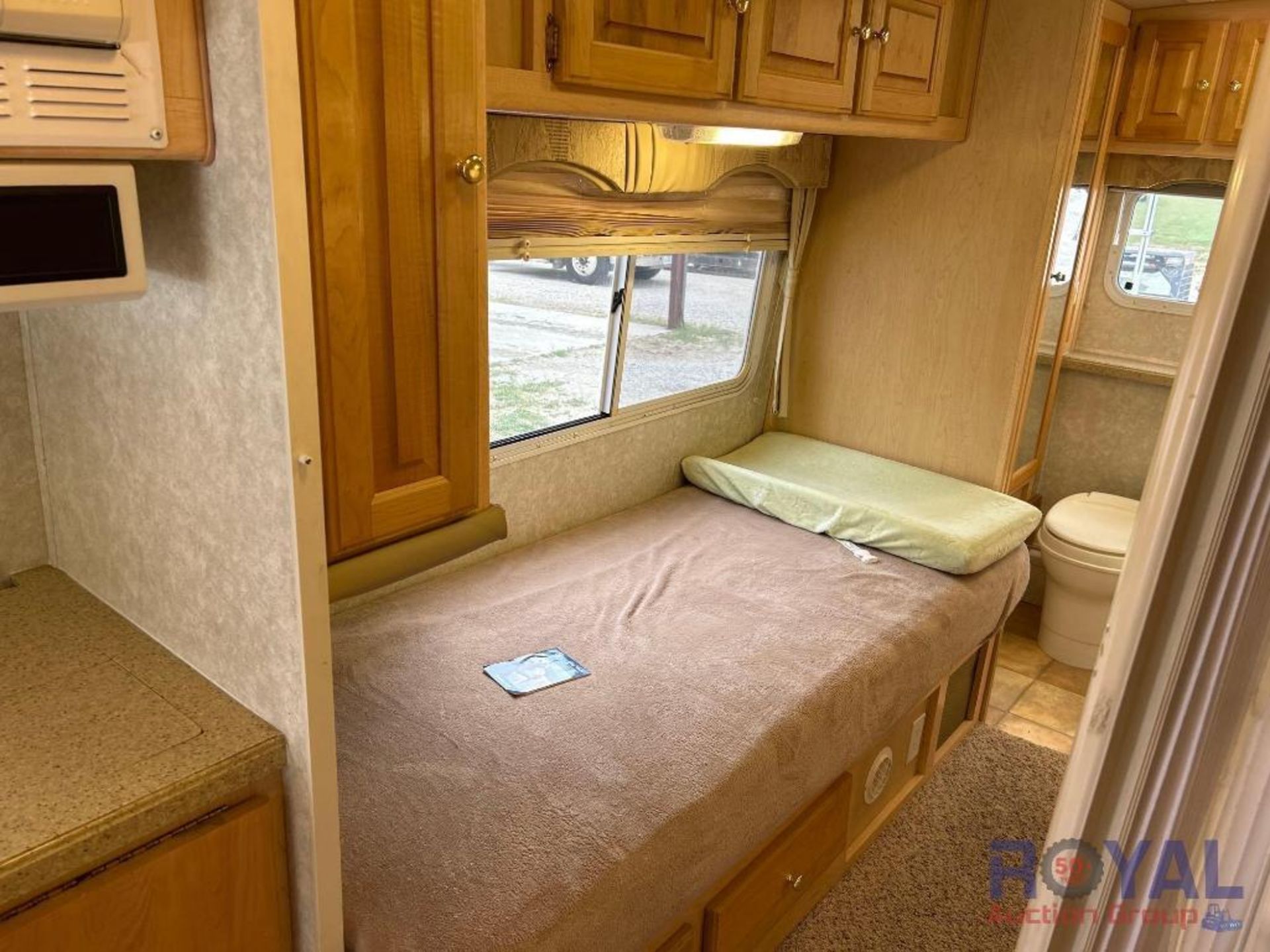 2005 Phoenix Cruiser Ford E350 RV - Image 26 of 55