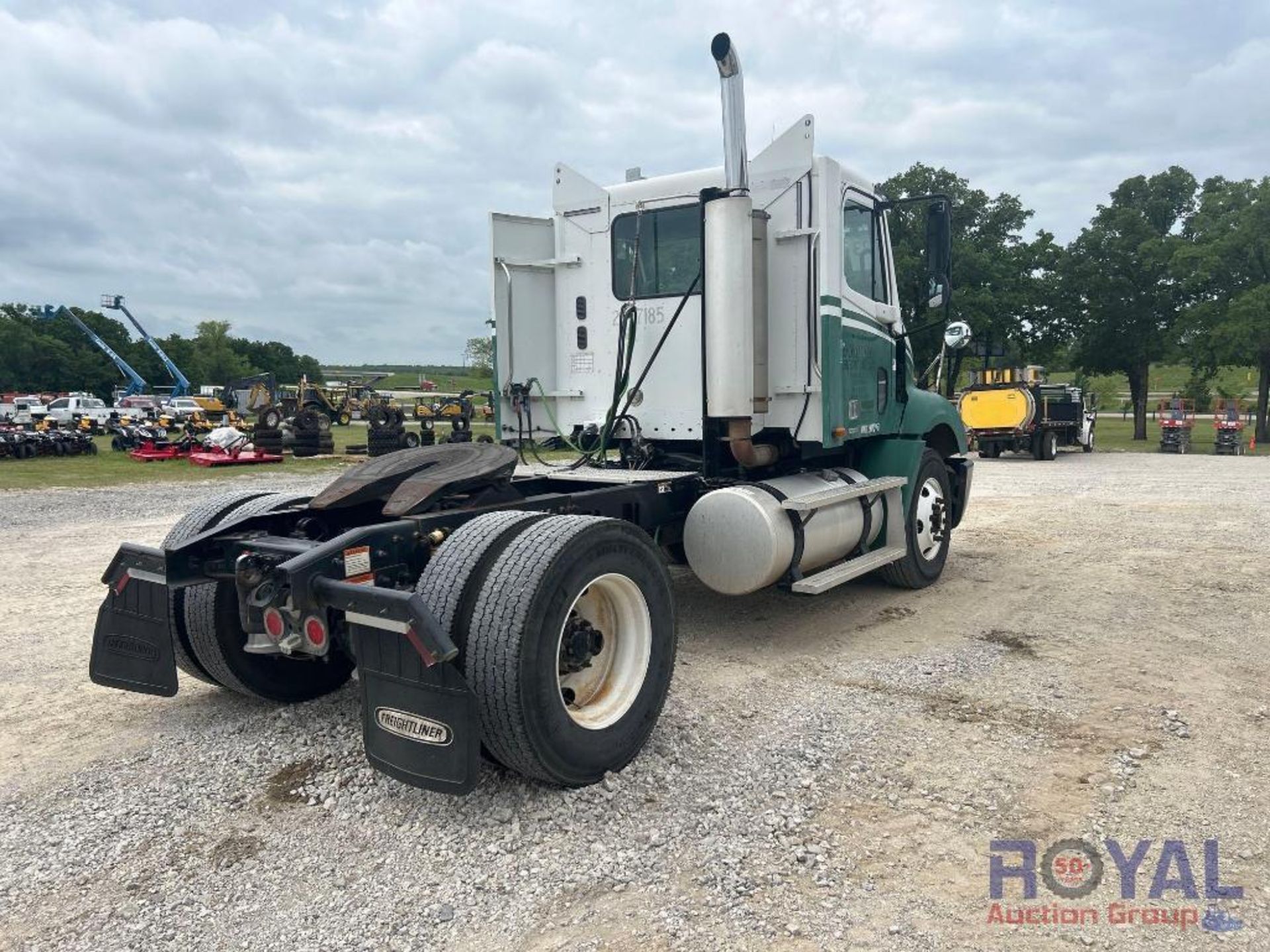 2007 Freightliner Columbia 112 S/A Day Cab Truck Tractor - Image 3 of 46