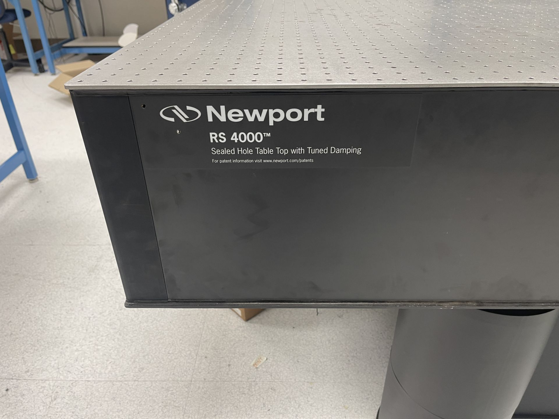 Newport RS4000 Seated Hole Table Top with Turned Damping - Image 2 of 2