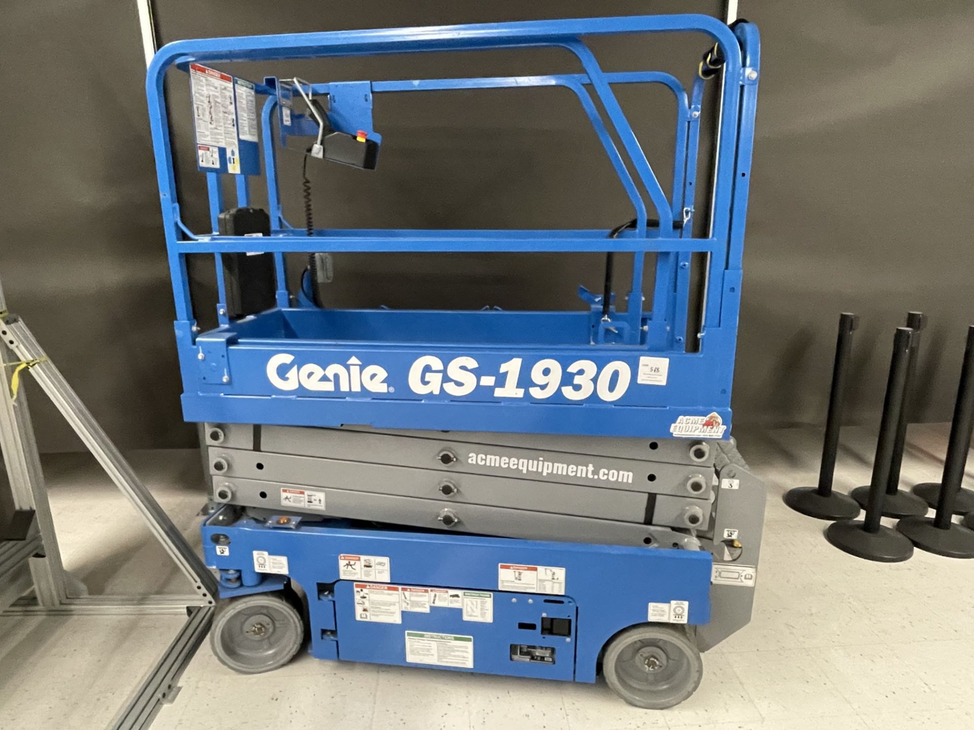 Genie GS-1930 Sissor Lift - 19 ft platform height-25 ft work height-30 in wude