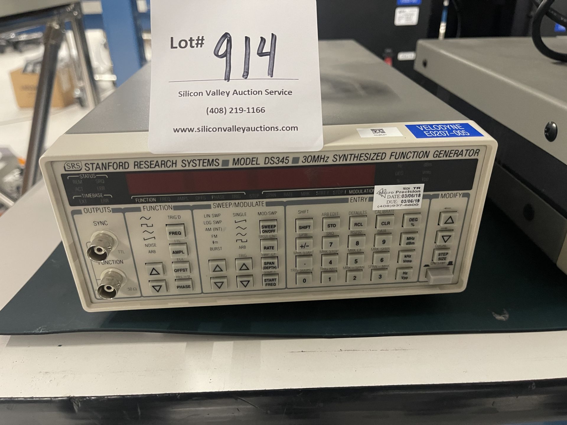 Stanford Research Systems Model DS345 Synthesized Function Generator