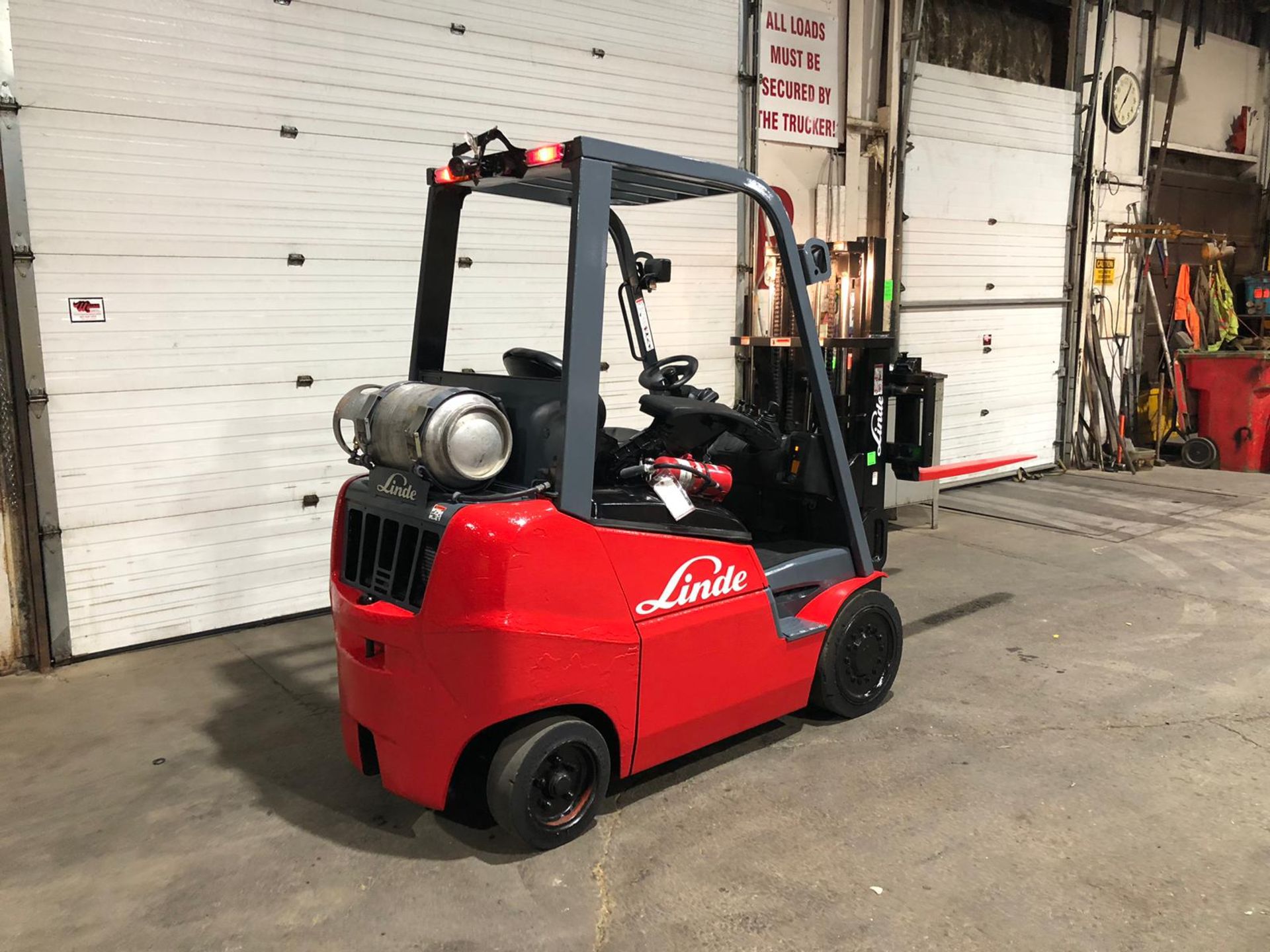 Linde 5,000lbs Capacity LPG (Propane) Forklift with sideshift TRUCKER MAST (no propane tank - Image 4 of 5