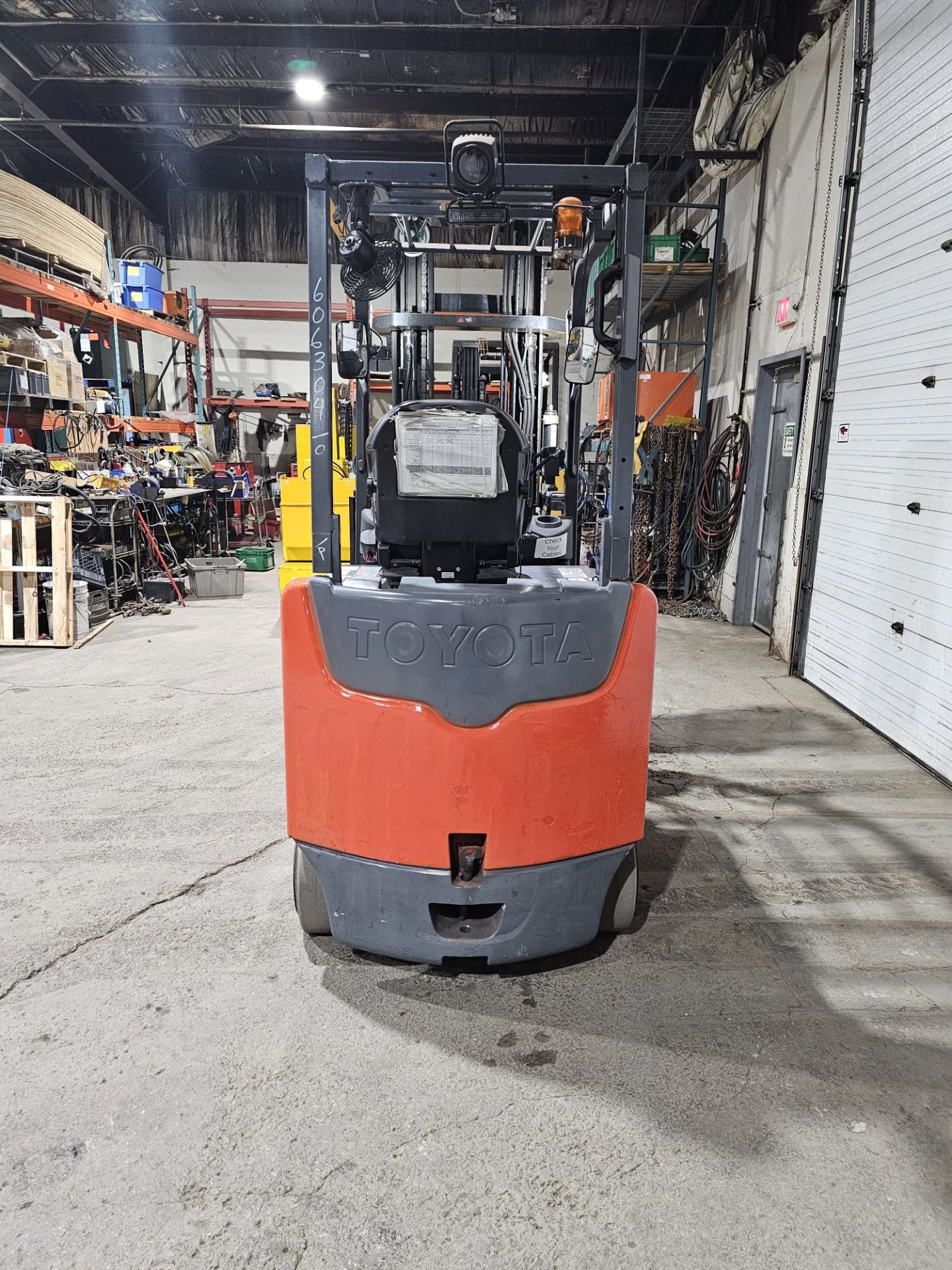 2017 Toyota 6000lbs Capacity Forklift Brand NEW Battery 48V 3-STAGE MAST with NEW sideshift & NEW - Image 5 of 6