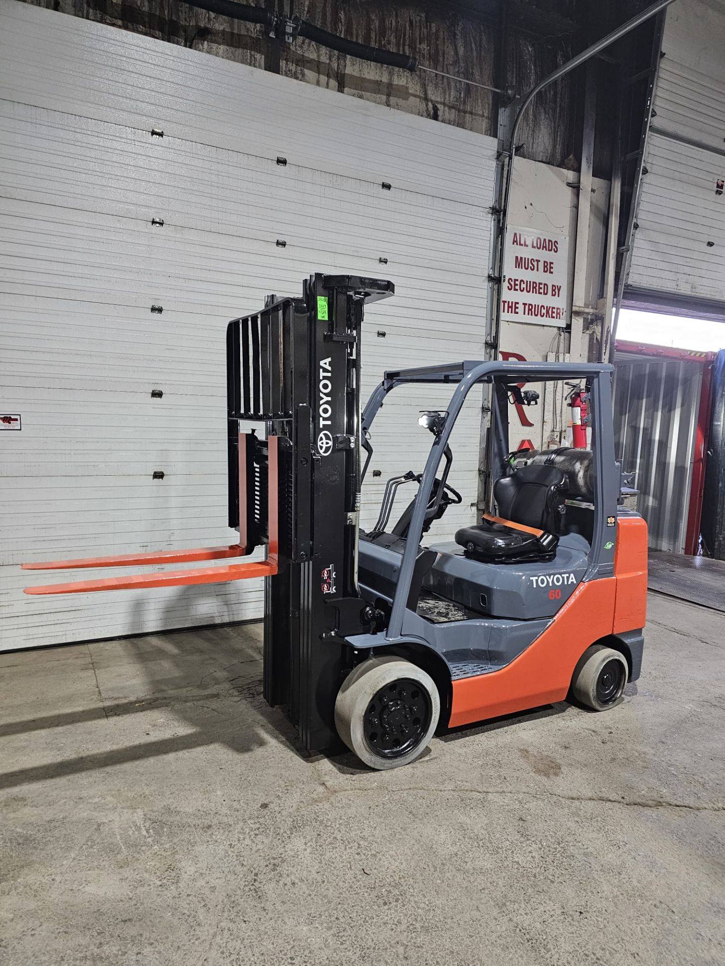 2017 TOYOTA 6,000lbs Capacity LPG (Propane) Forklift with sideshift with 3-STAGE MAST & Non - Image 3 of 8