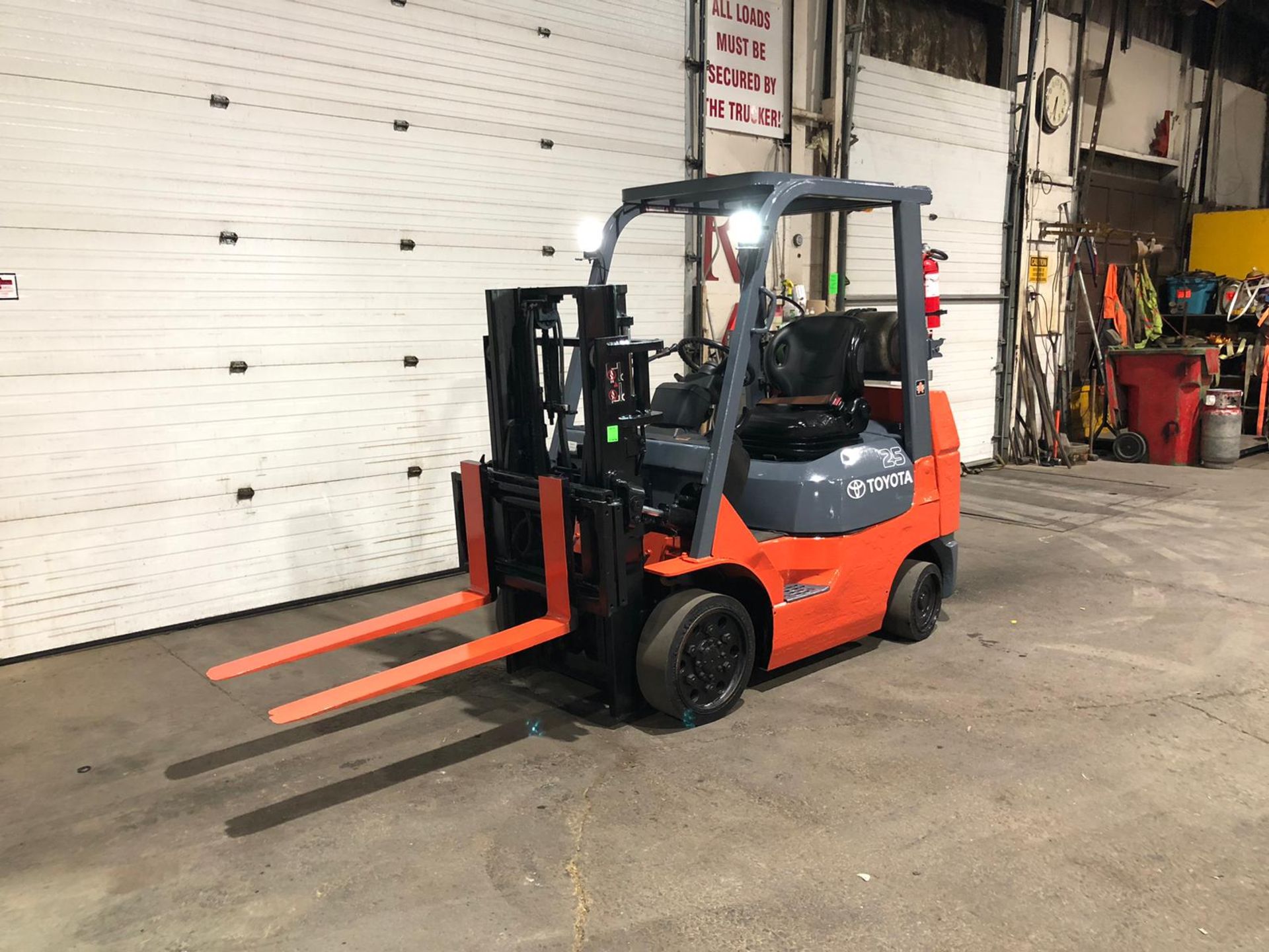 2006 Toyota 5,000lbs Capacity LPG (Propane) Forklift with sideshift and 3-STAGE MAST Trucker Mast ( - Image 2 of 5