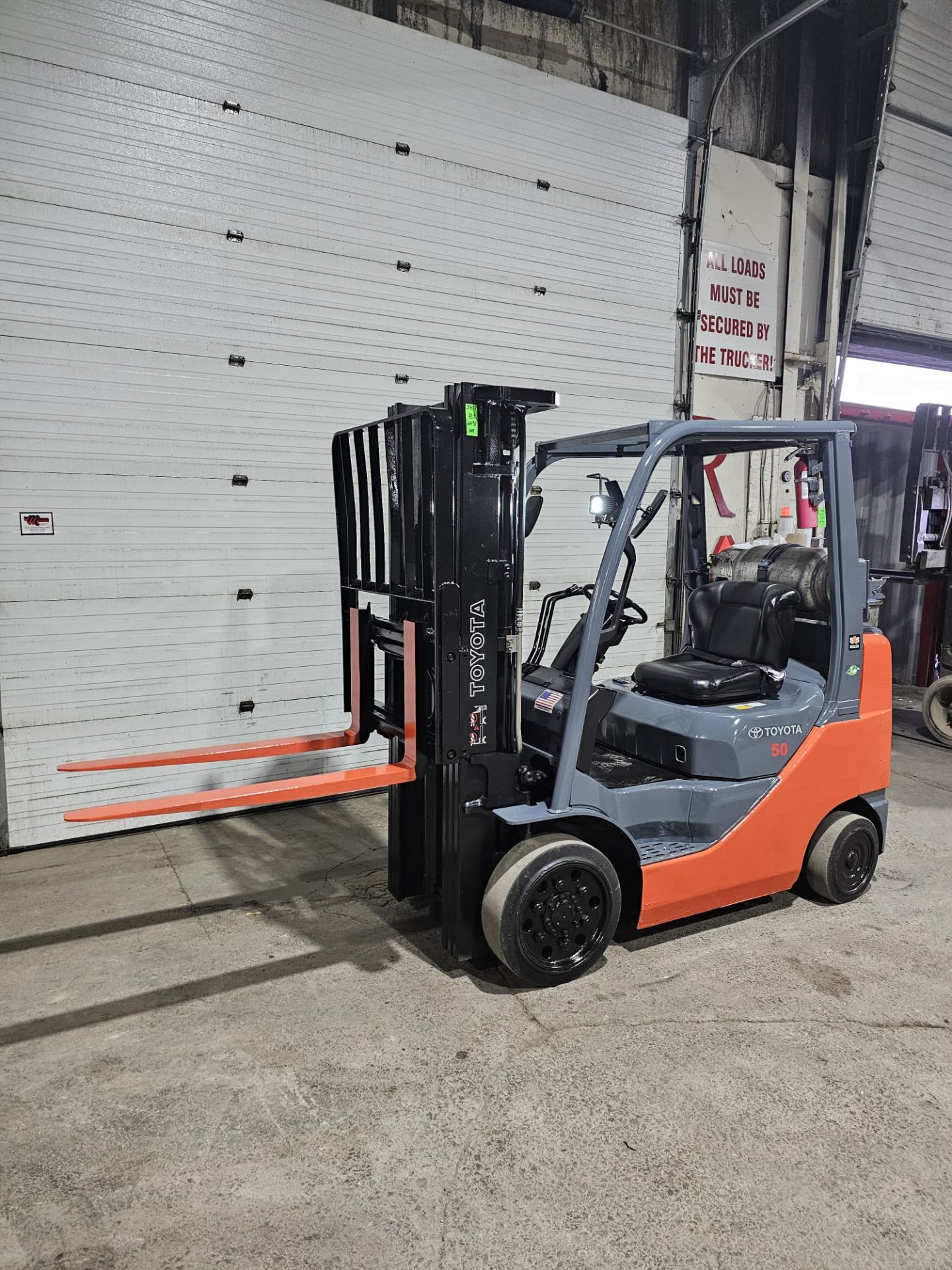 2016 TOYOTA 5,000lbs Capacity LPG (Propane) Forklift with sideshift with 3-STAGE MAST (no propane - Image 3 of 5